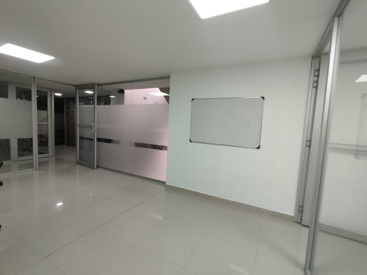 Oficina en arriendo en Suramericana, Laureles, Medellín — foto 1 de 15