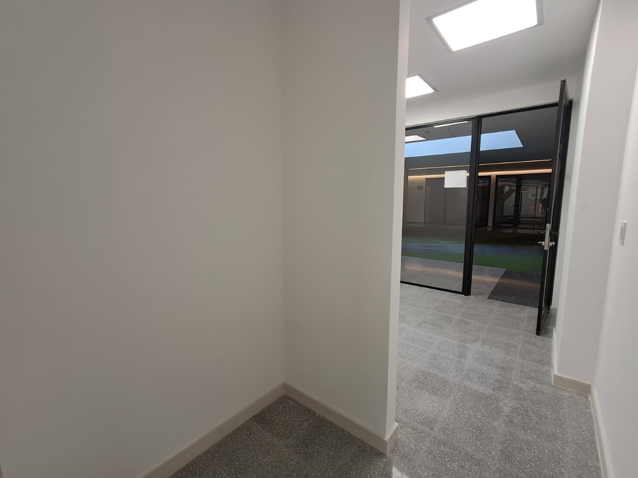 Oficina en arriendo en Los Colores, Laureles, Medellín — foto 3 de 20