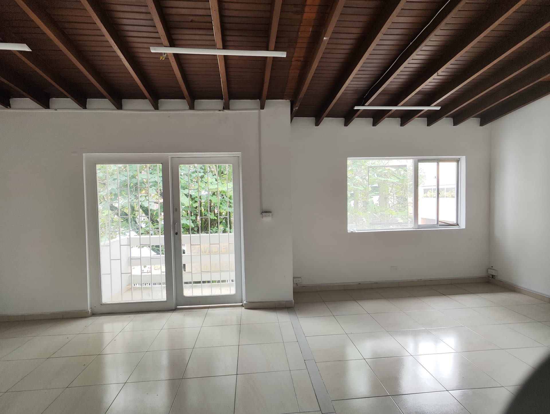 Oficina en arriendo en Suramericana, Laureles, Medellín — foto 1 de 6
