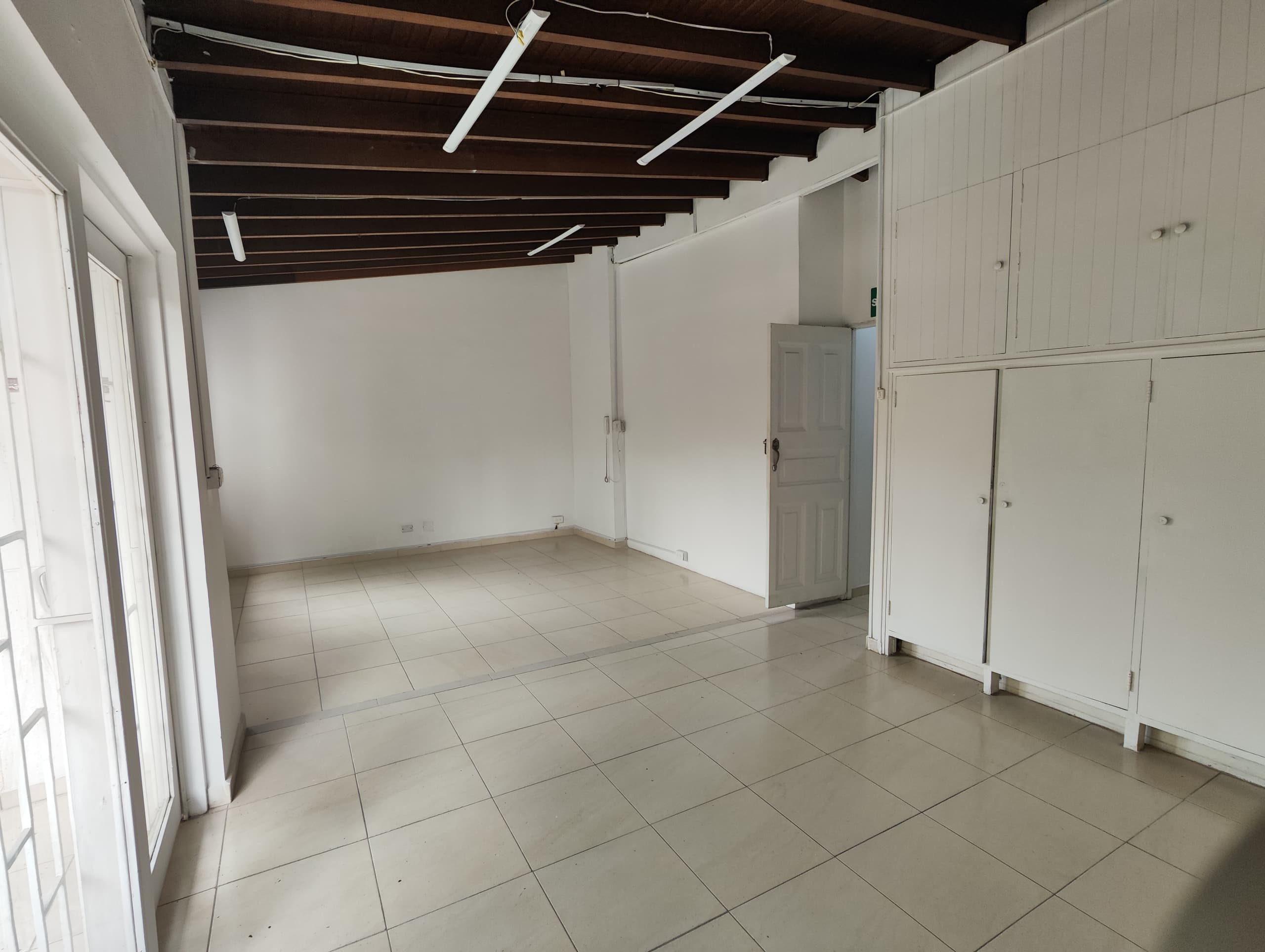Oficina en arriendo en Suramericana, Laureles, Medellín — foto 4 de 6