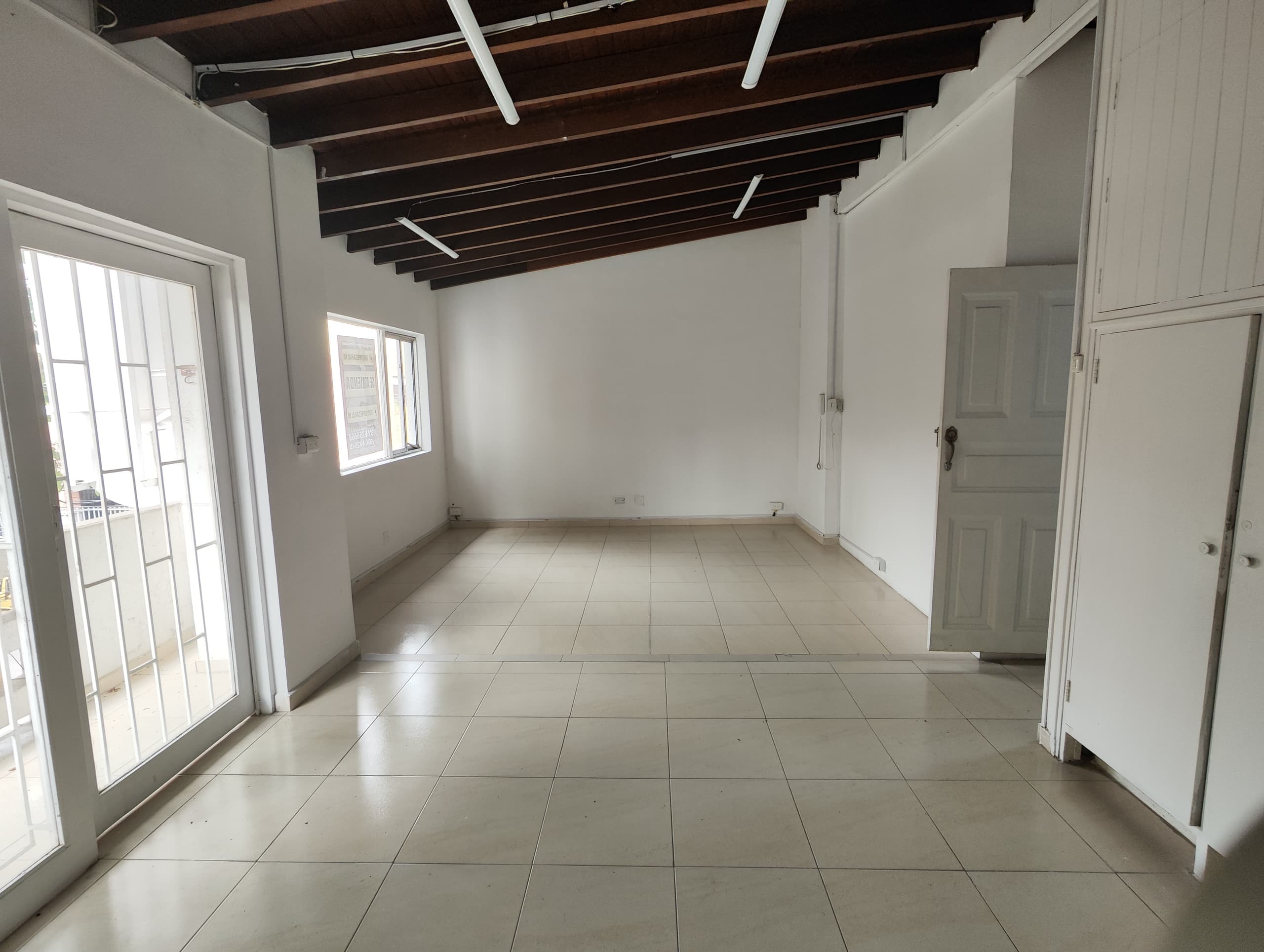 Oficina en arriendo en Suramericana, Laureles, Medellín — foto 5 de 6