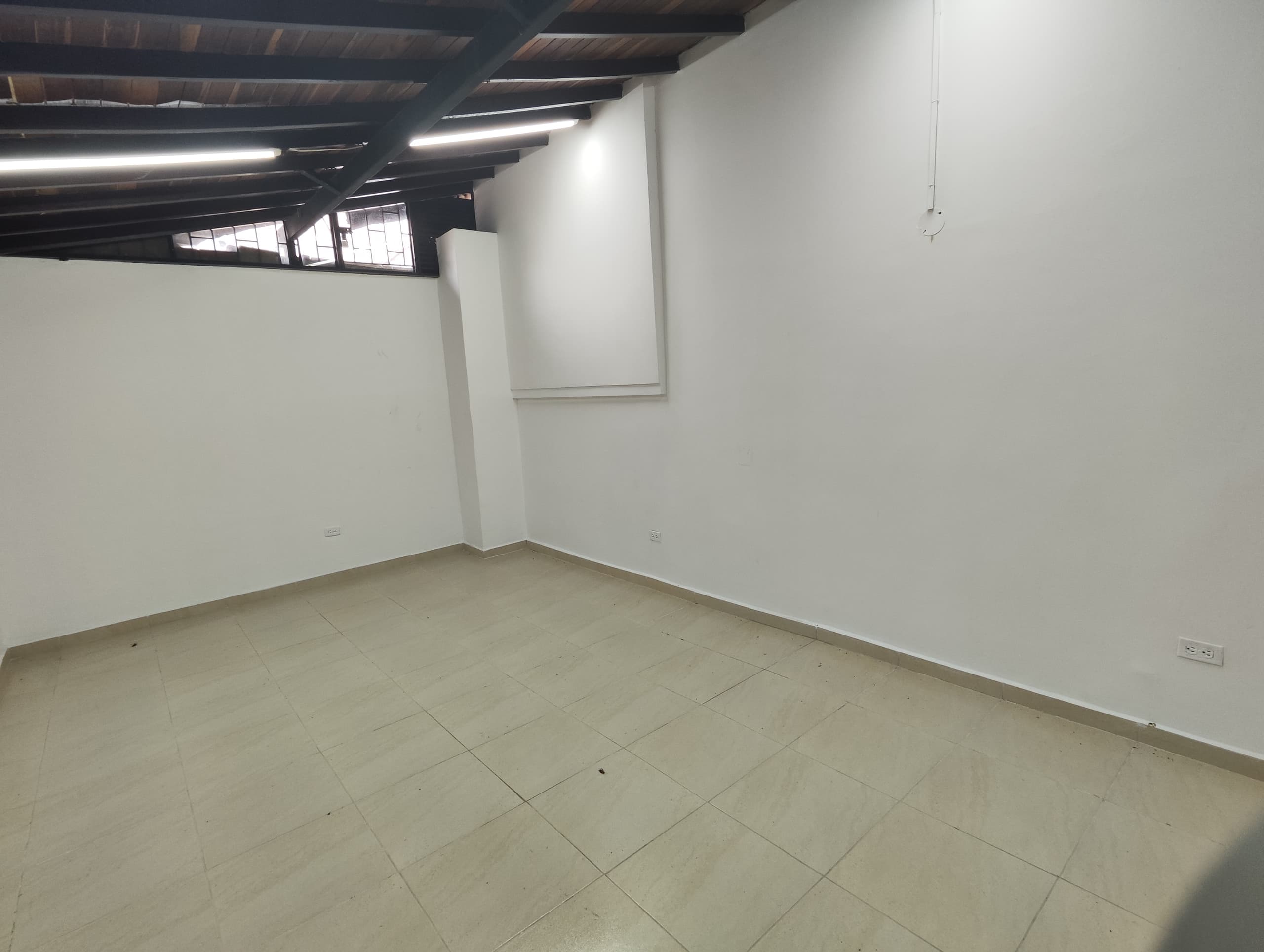 Oficina en arriendo en Suramericana, Laureles, Medellín — foto 2 de 6