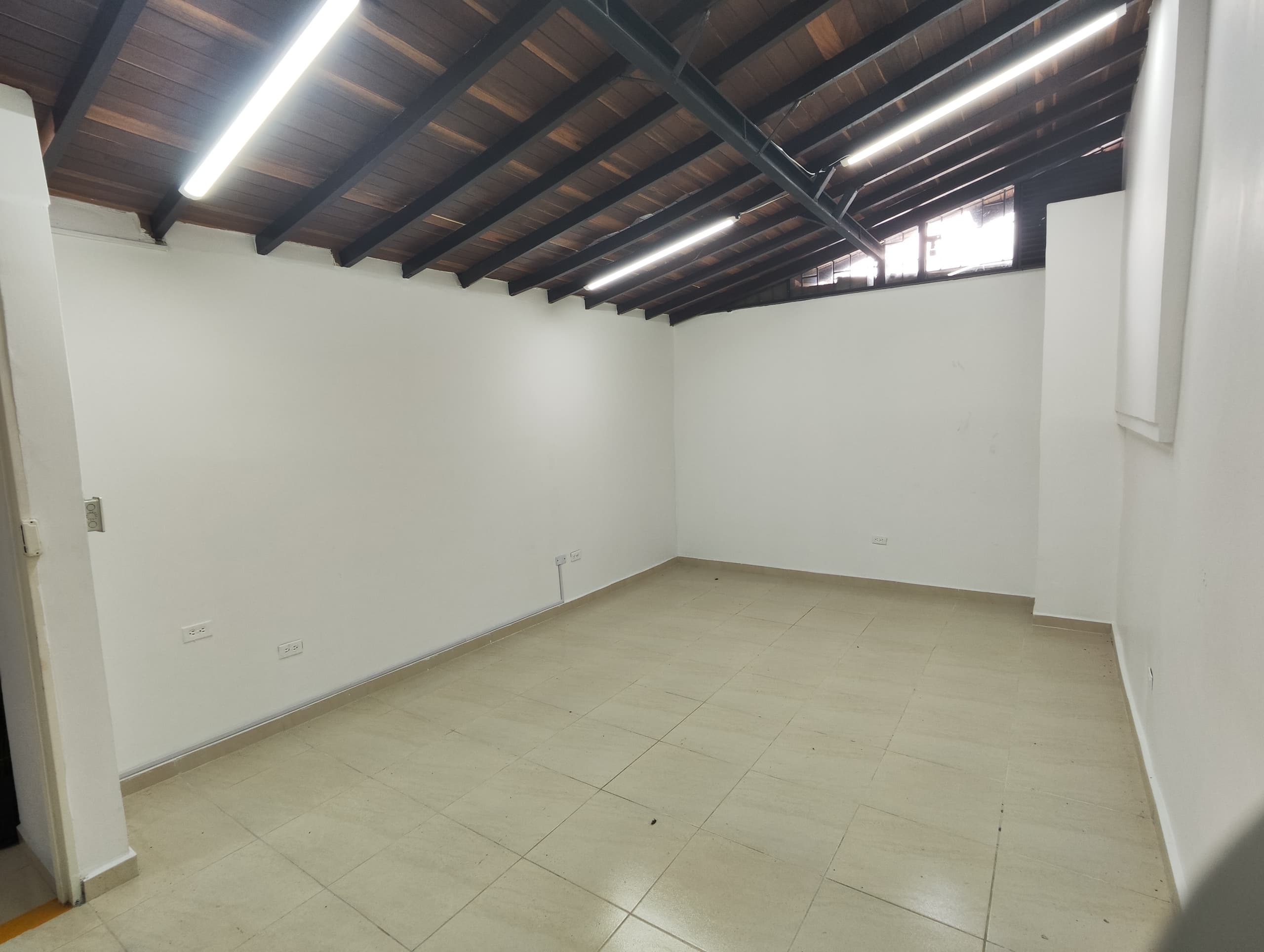 Oficina en arriendo en Suramericana, Laureles, Medellín — foto 4 de 6