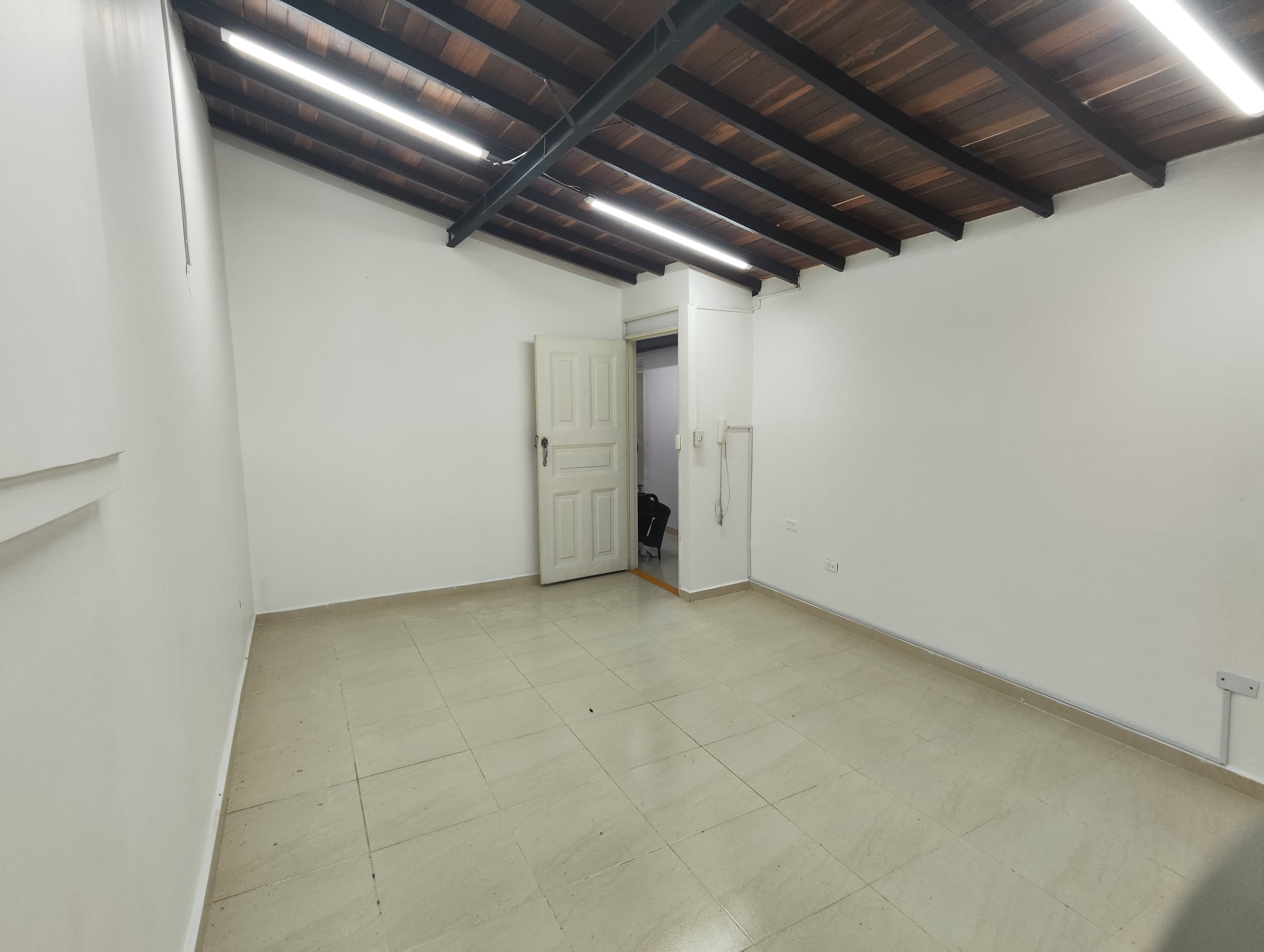 Oficina en arriendo en Suramericana, Laureles, Medellín — foto 5 de 6