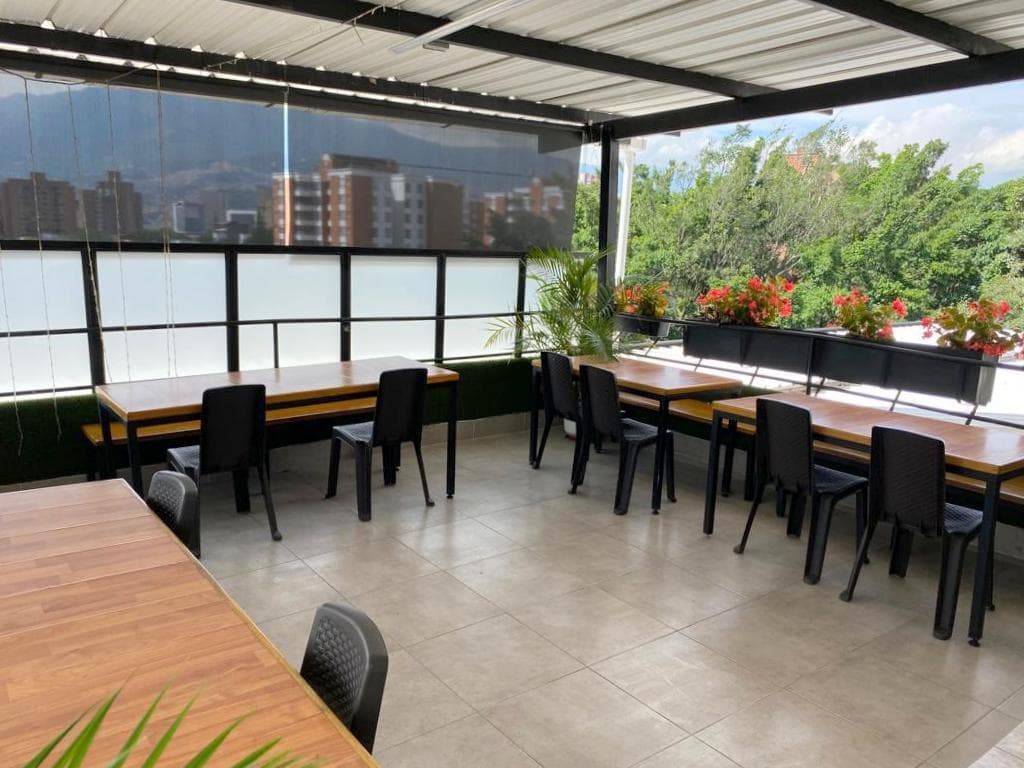 Oficina en arriendo en Suramericana, Laureles, Medellín — foto 1 de 9