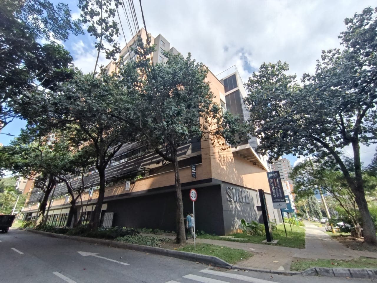Local en arriendo en Los Colores, Laureles, Medellín — foto 1 de 12