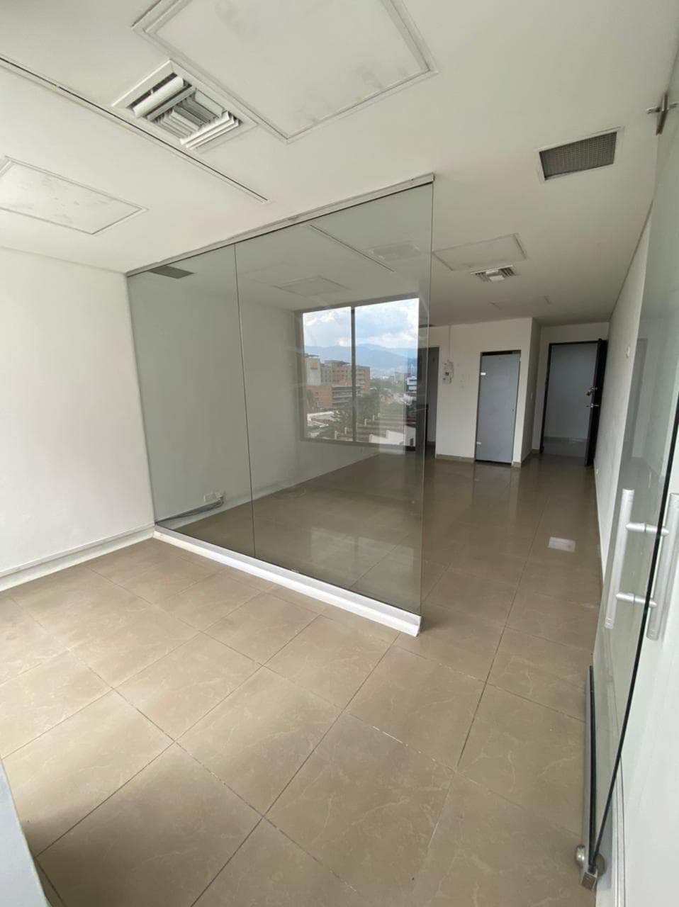 Oficina en arriendo en El Poblado, Medellín — foto 3 de 10