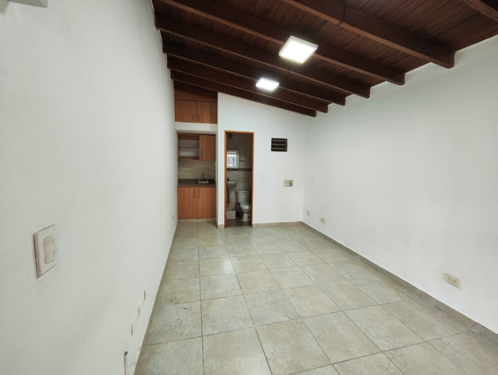 Local en arriendo en El Nogal Los Almendros, Belen, Medellín — foto 1 de 8