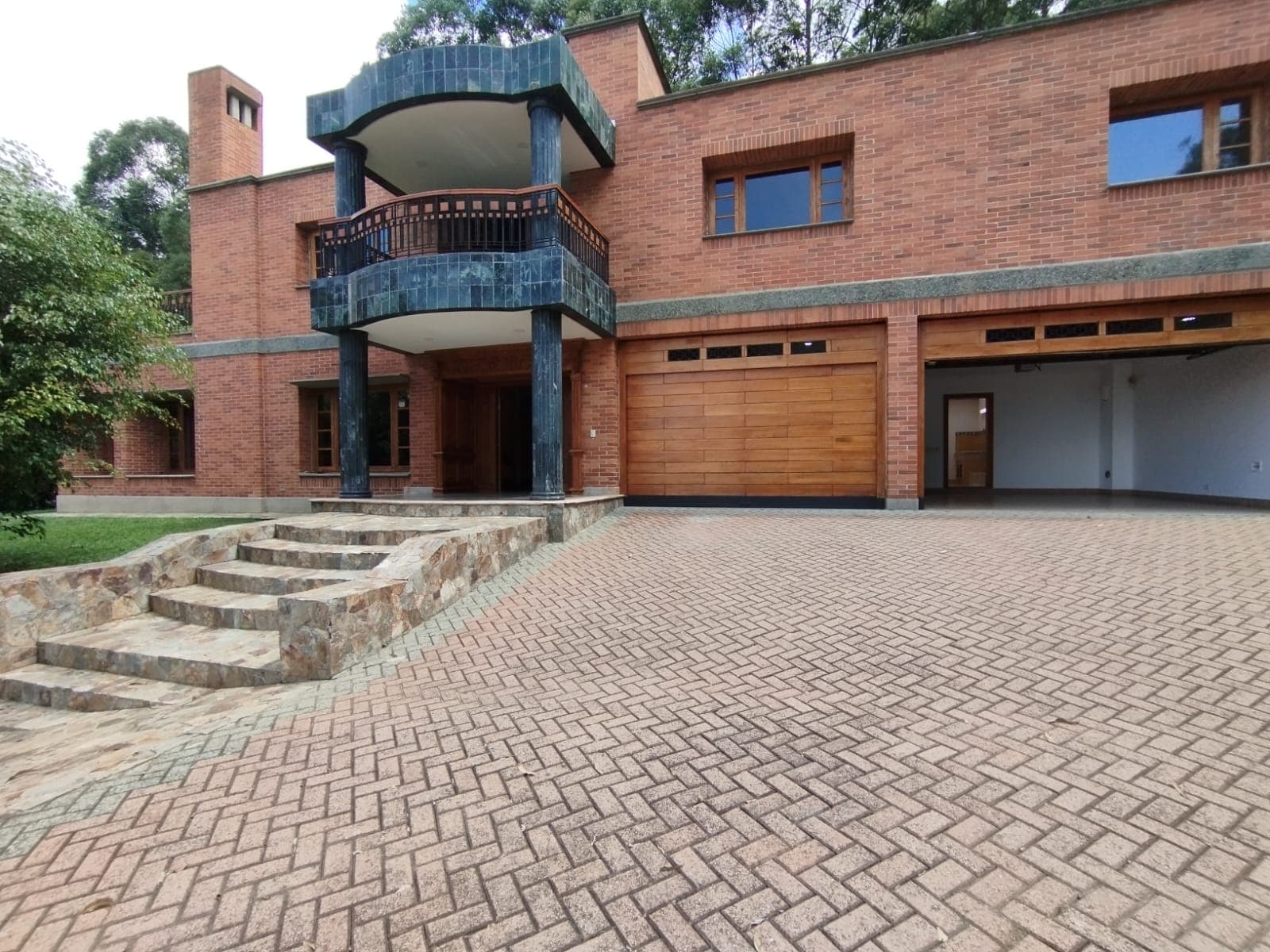 Casa Vivienda en arriendo en La Calera, El Poblado, Medellín — foto 1 de 20