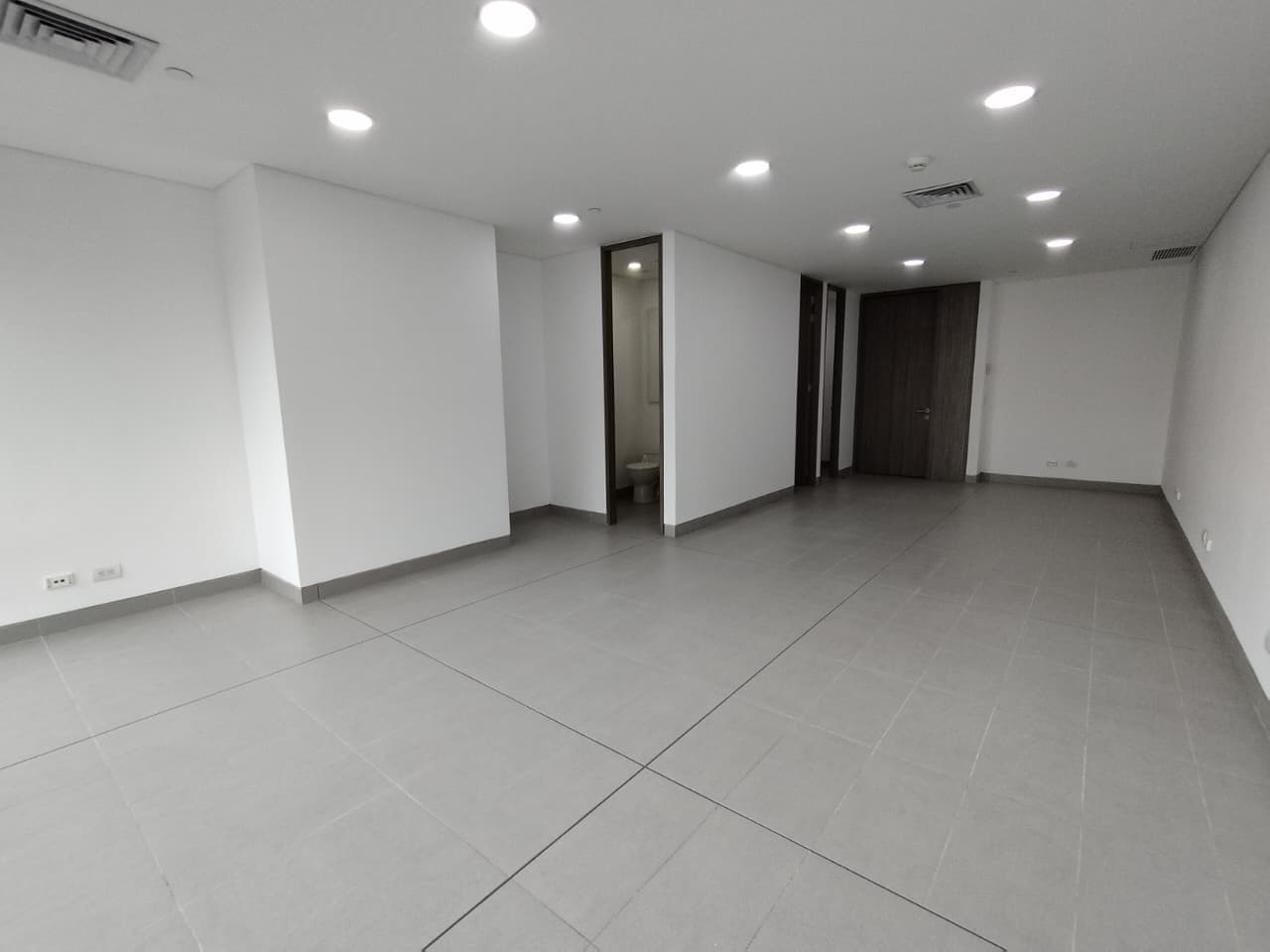 Oficina en arriendo en Patio Bonito, El Poblado, Medellín — foto 2 de 10