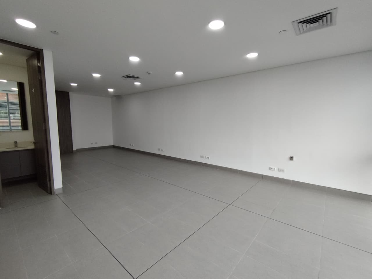 Oficina en arriendo en Patio Bonito, El Poblado, Medellín — foto 3 de 10