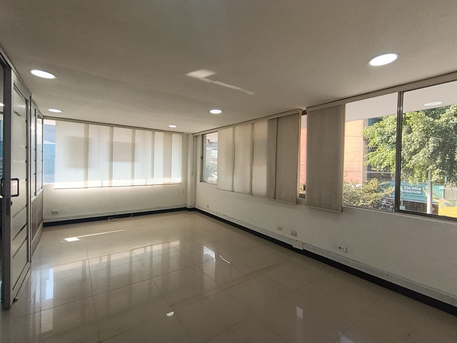 Oficina en arriendo en Suramericana, Laureles, Medellín — foto 1 de 13