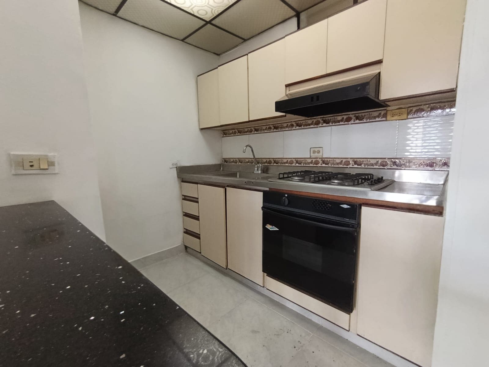 Apartaestudio en arriendo en La Castellana, Laureles, Medellín — foto 1 de 14