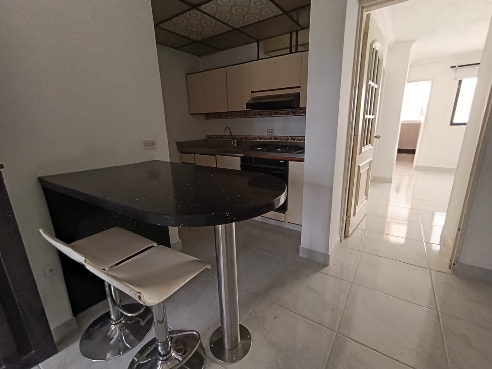Apartaestudio en arriendo en La Castellana, Laureles, Medellín — foto 3 de 14