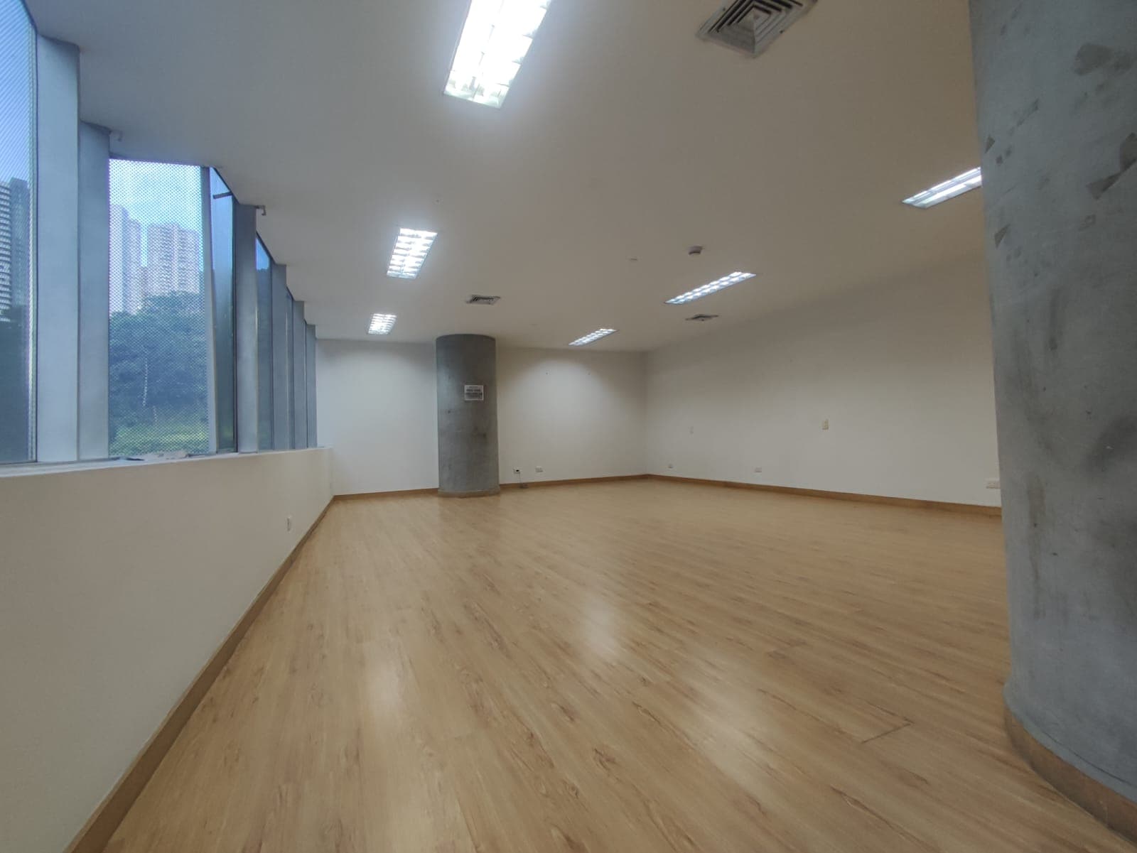Oficina en arriendo en Las Palmas, Centro, Medellín — foto 1 de 11