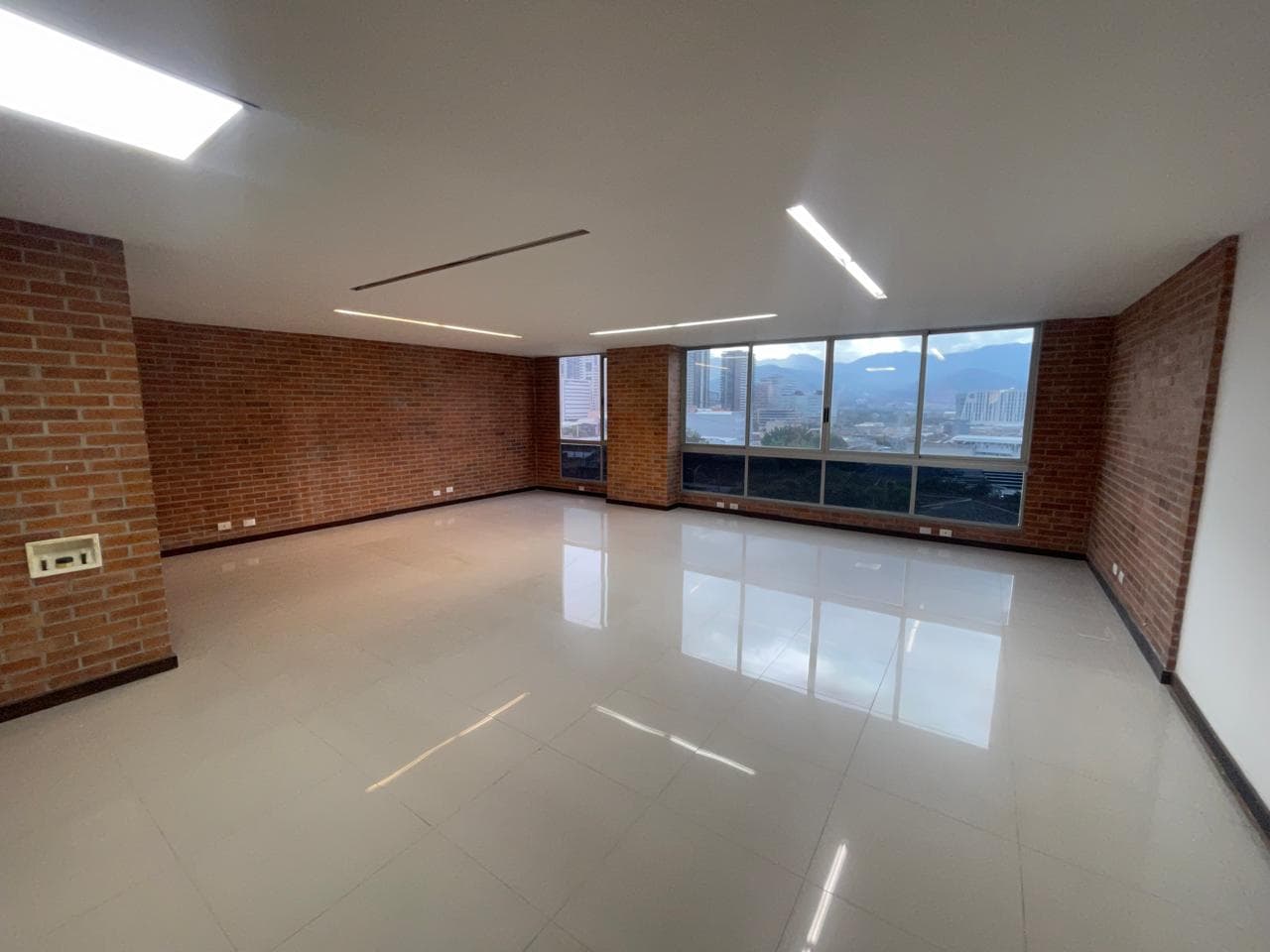 Oficina en arriendo en Loma De San Julián, El Poblado, Medellín — foto 1 de 15