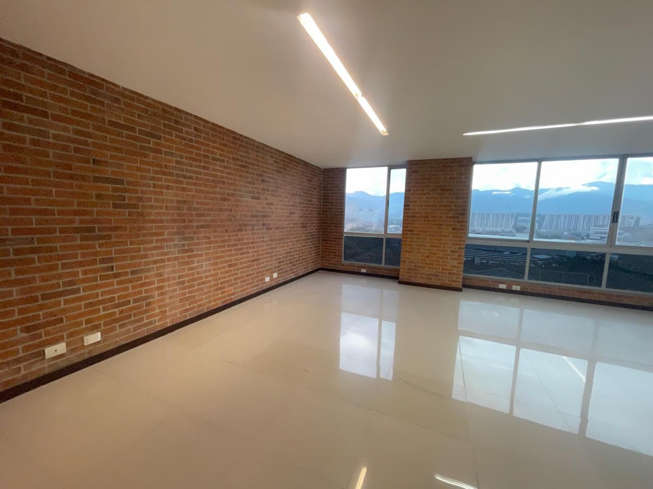 Oficina en arriendo en Loma De San Julián, El Poblado, Medellín — foto 5 de 15