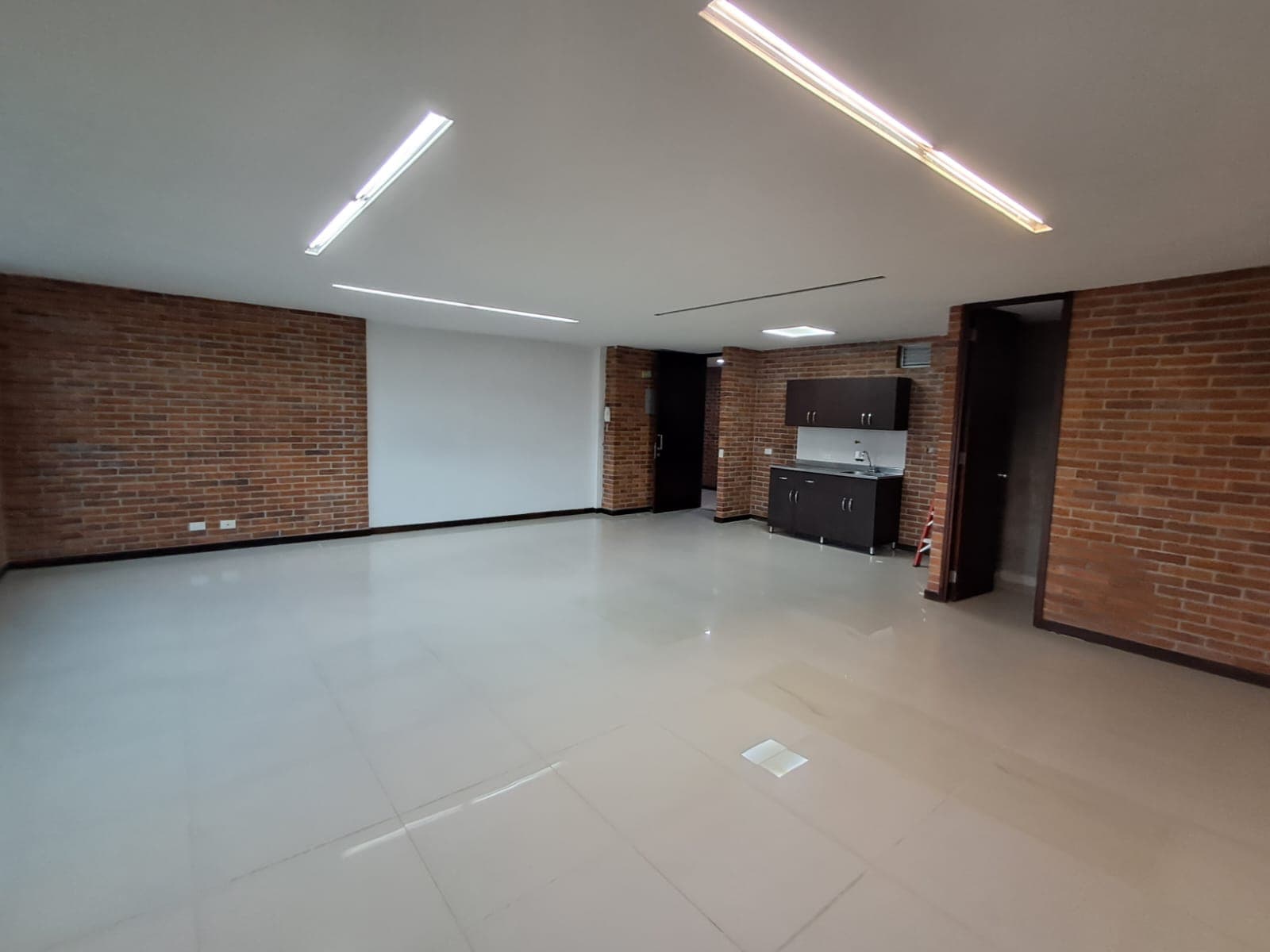 Oficina en arriendo en Loma De San Julián, El Poblado, Medellín — foto 1 de 15
