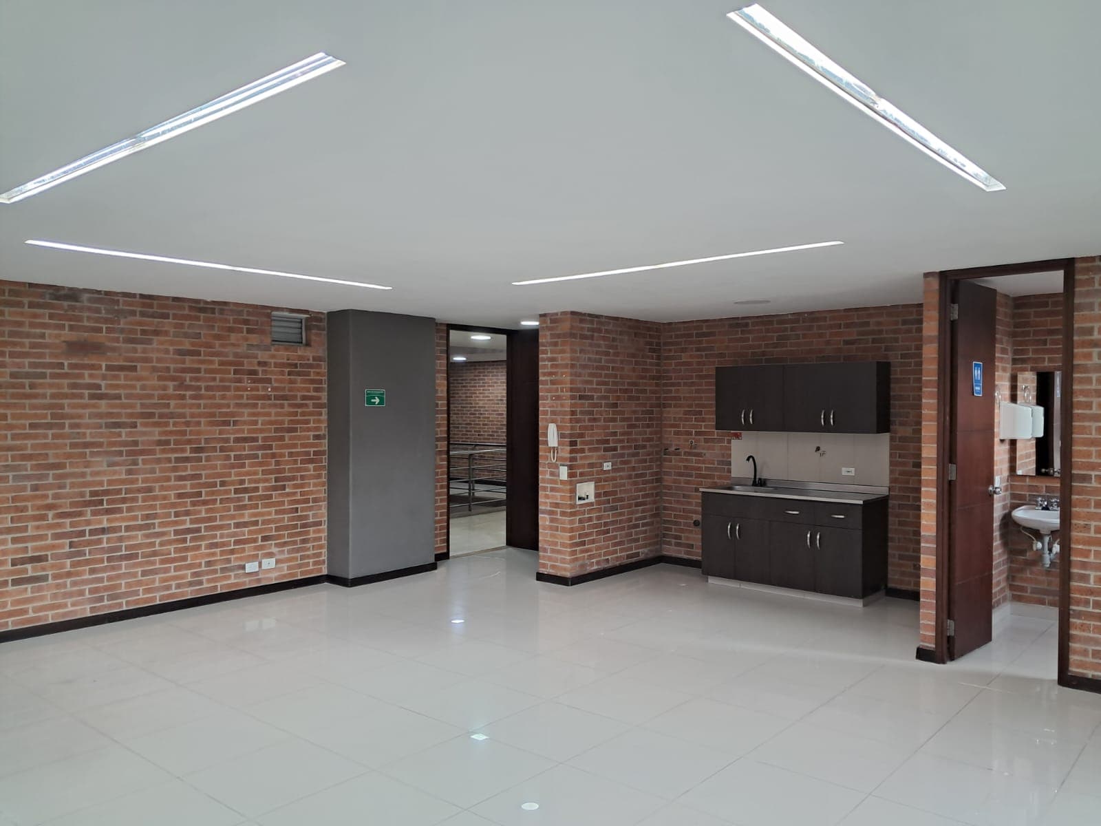 Oficina en arriendo en Loma De San Julián, El Poblado, Medellín — foto 4 de 15