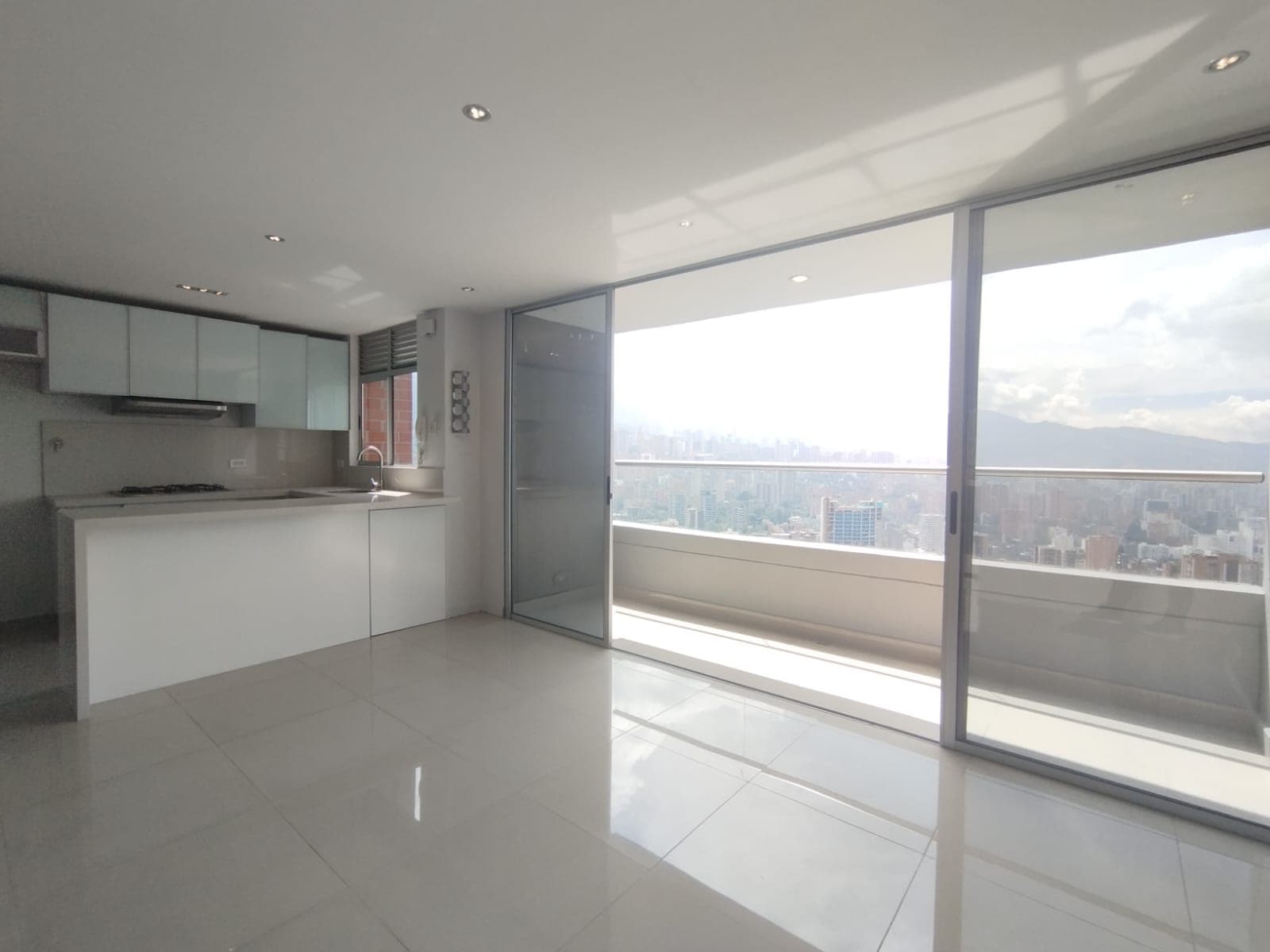 Apartamento en arriendo en La Asomadera, El Poblado, Medellín — foto 1 de 20