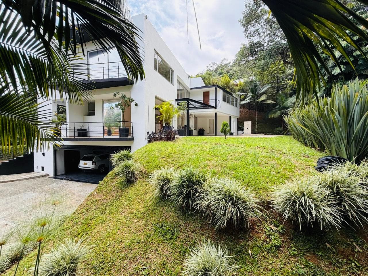Casa Vivienda en arriendo en Altos del Poblado Cola del Zorro, Medellín — foto 1 de 20