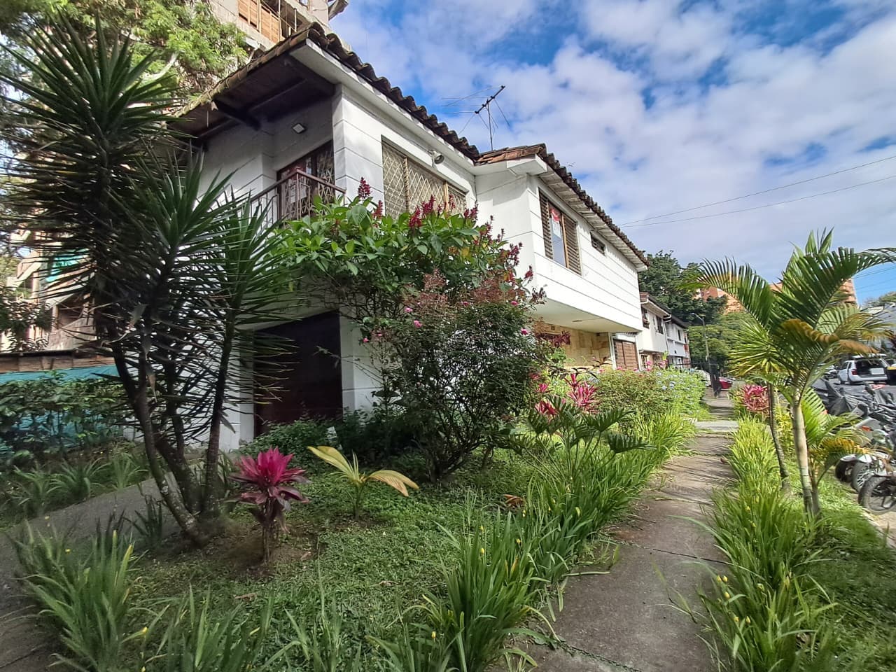 Casa Comercial en arriendo en Conquistadores, Laureles, Medellín — foto 1 de 20