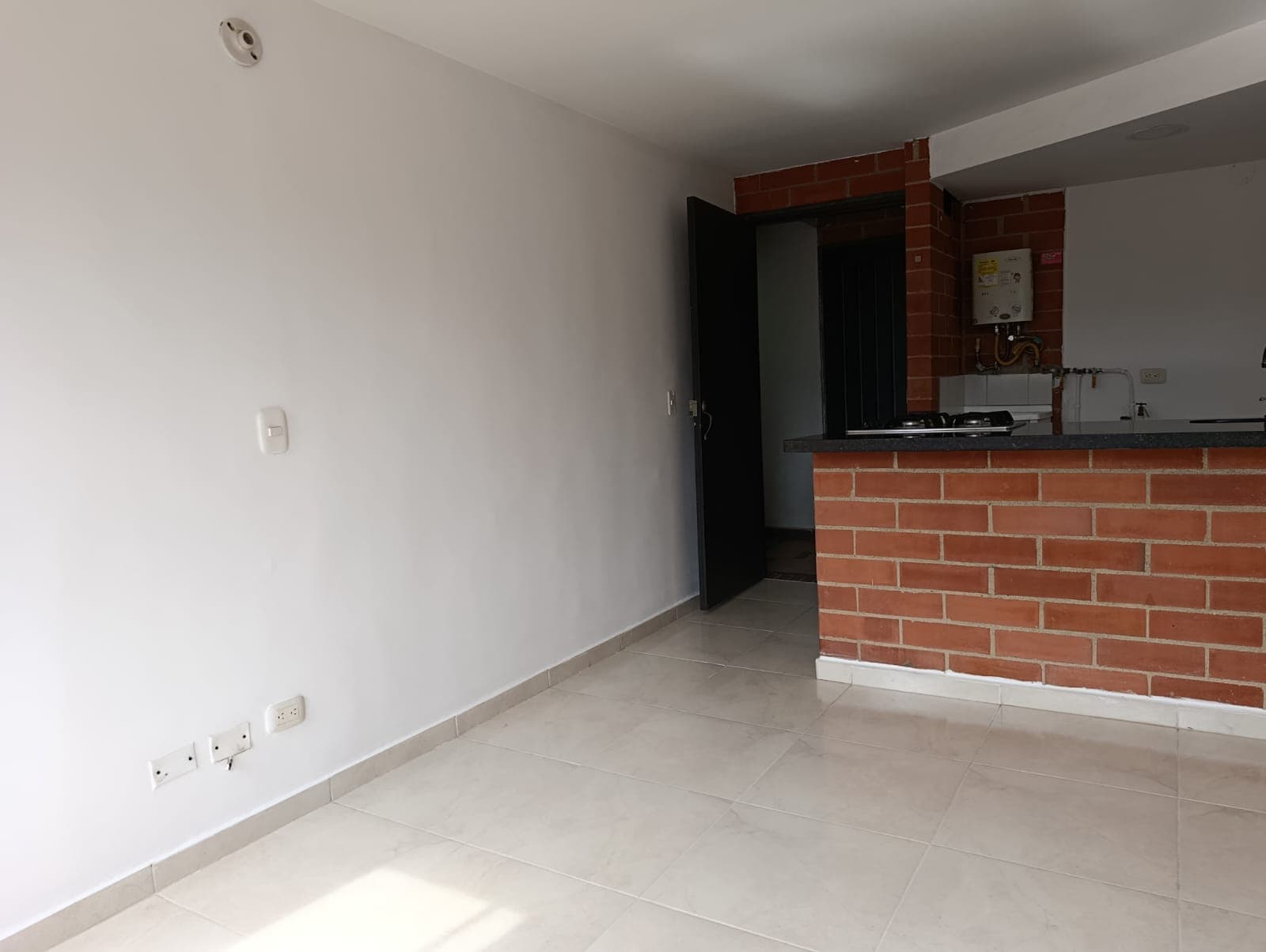 Apartaestudio en arriendo en Barrio Cristóbal, La America, Medellín — foto 2 de 9
