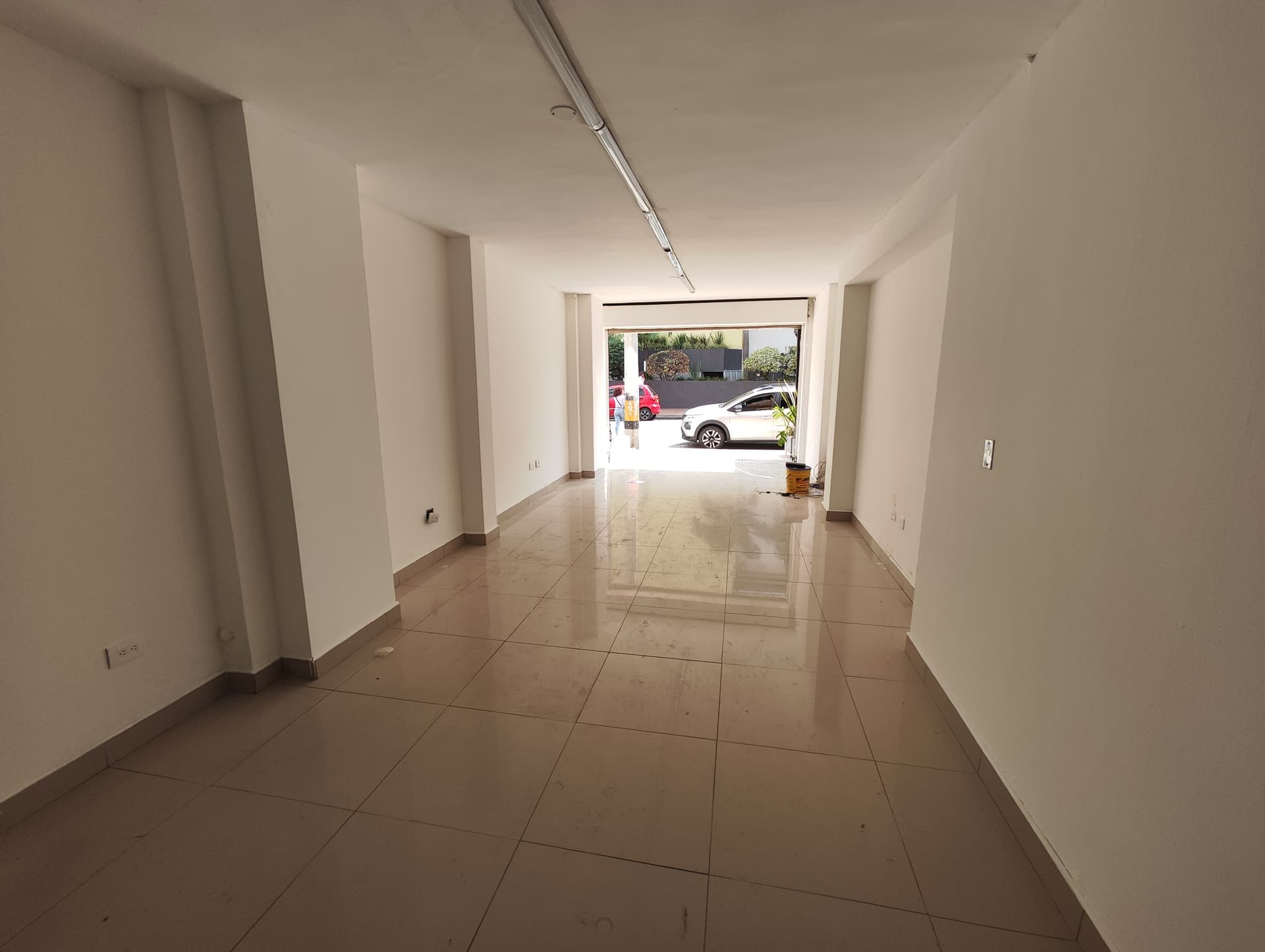 Local en arriendo en Conquistadores, Laureles, Medellín — foto 1 de 10