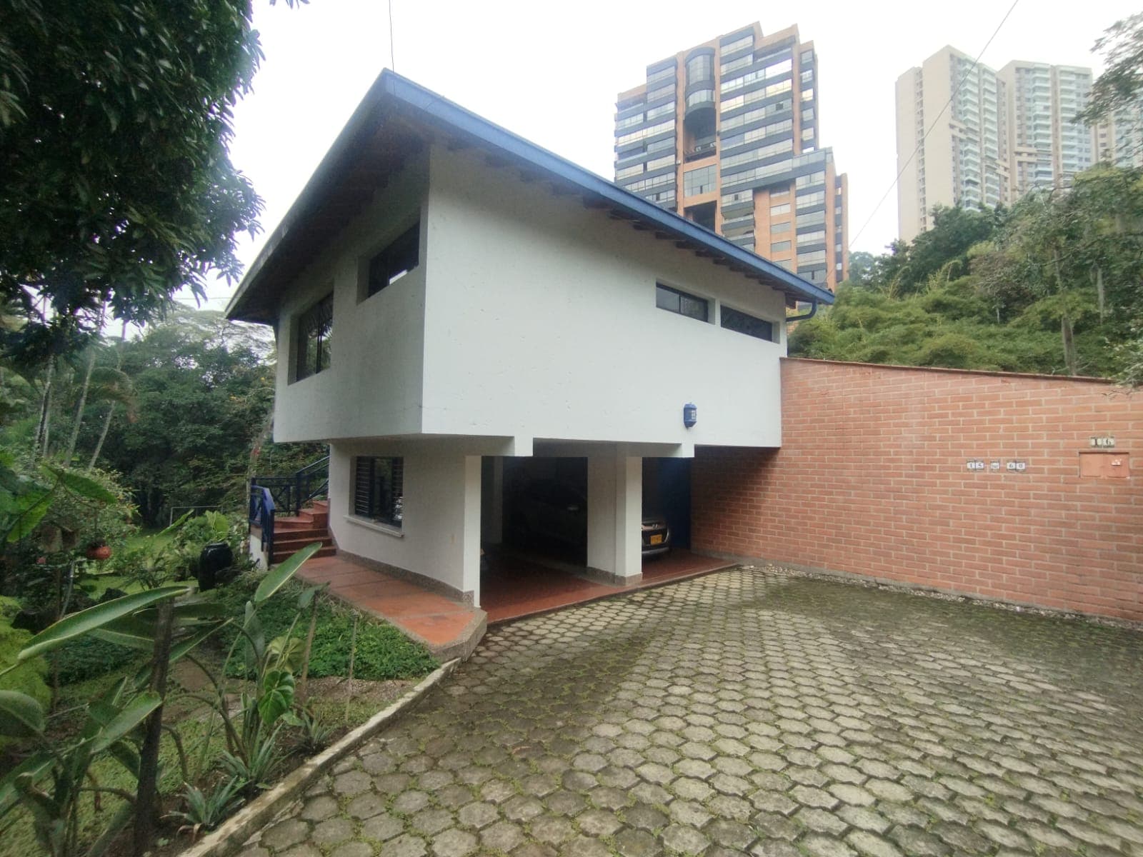 Casa en arriendo en El Campestre La Frontera, El Poblado, Medellín — foto 1 de 20