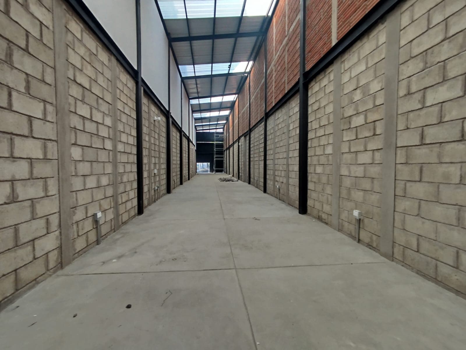 Bodega en arriendo en Manchester, Bello — foto 1 de 8