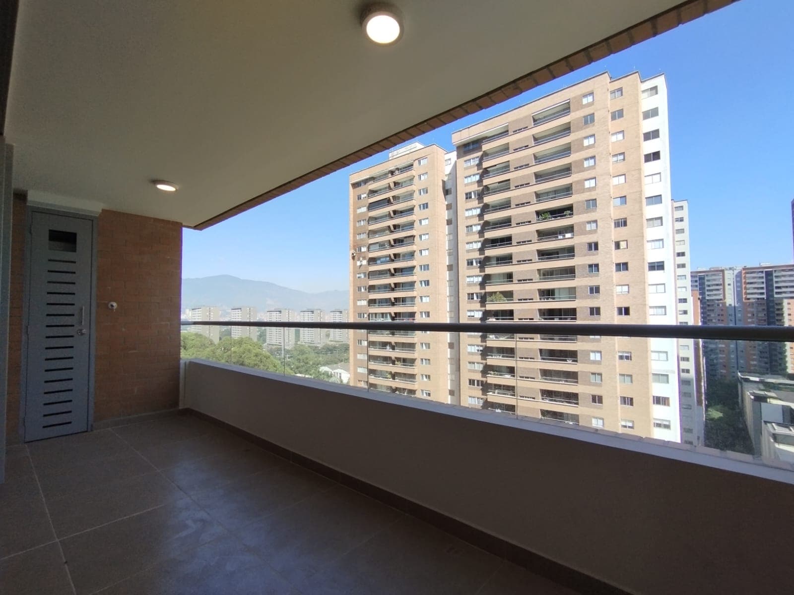 Apartamento en arriendo en Ciudad Del Rio, El Poblado, Medellín — foto 1 de 18