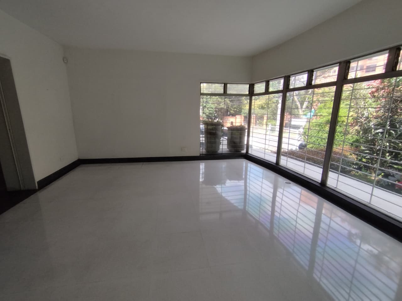 Casa Comercial en arriendo en Santa María De Los Ángeles, El Poblado, Medellín — foto 1 de 20