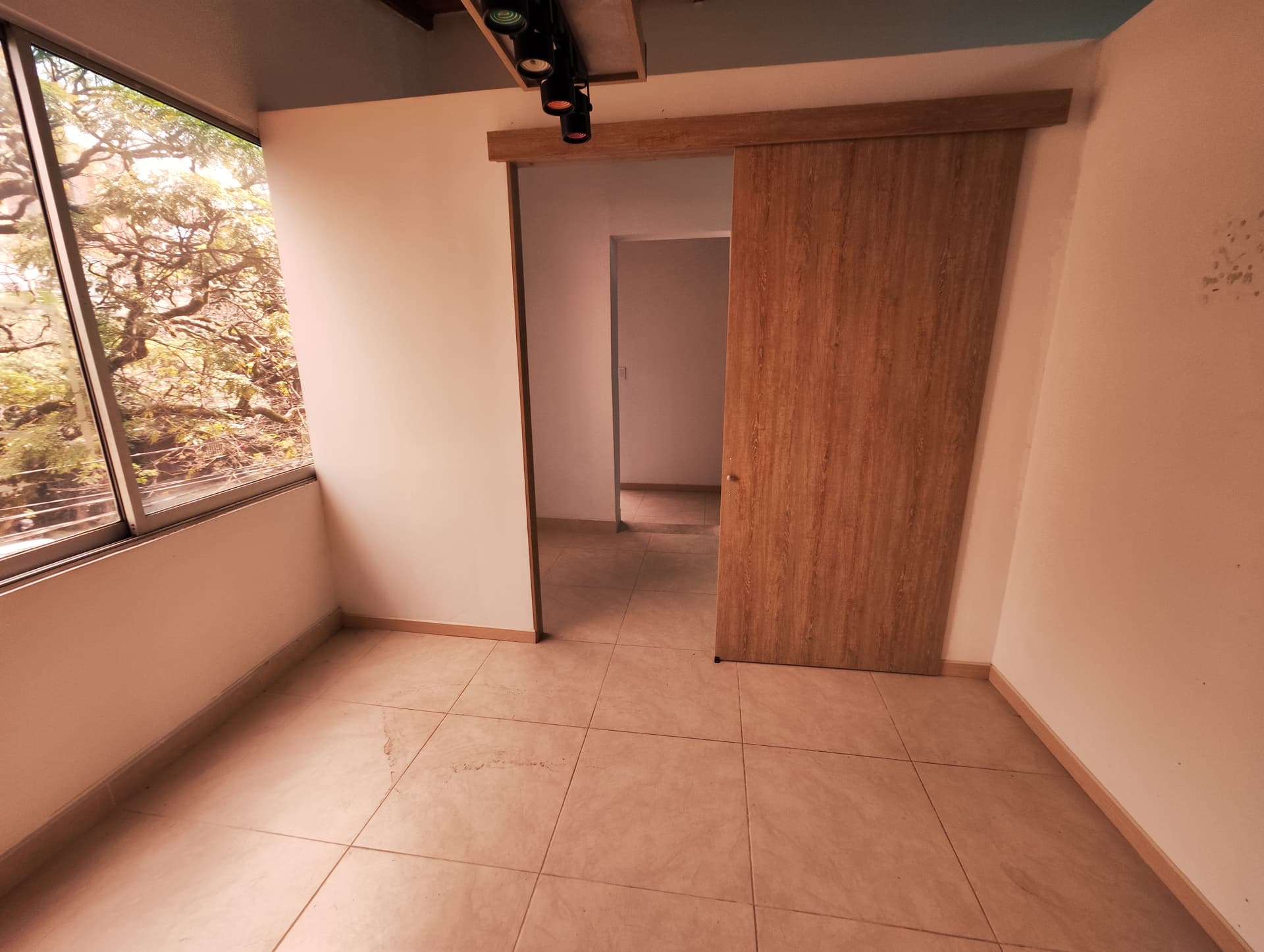 Oficina en arriendo en Suramericana, Laureles, Medellín — foto 1 de 11