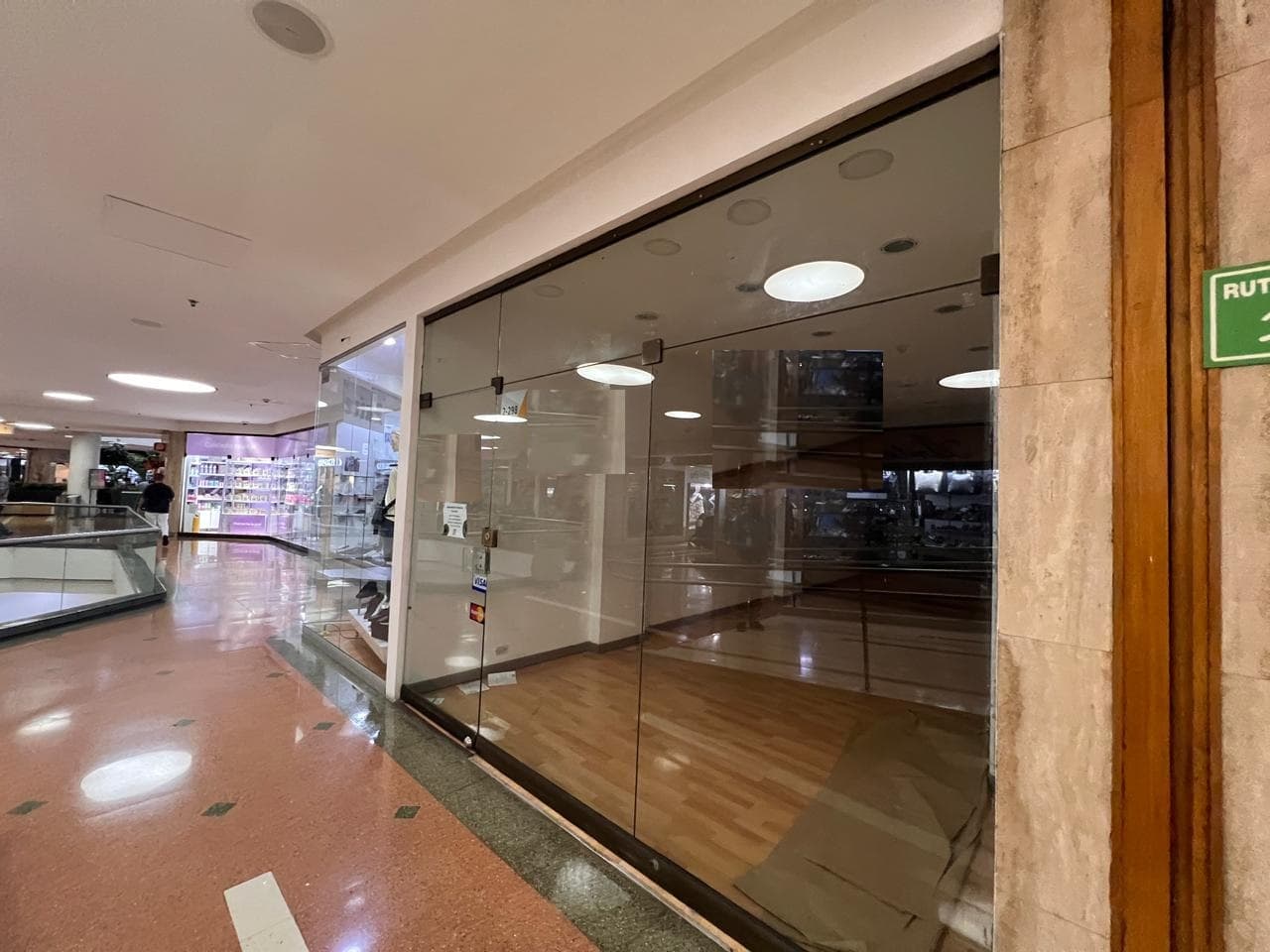 Local en arriendo en Conquistadores, Laureles, Medellín — foto 1 de 9