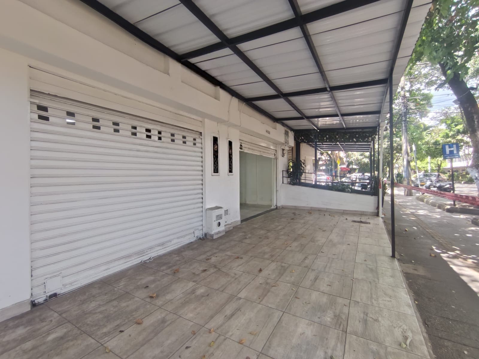 Local en arriendo en Suramericana, Laureles, Medellín — foto 1 de 10