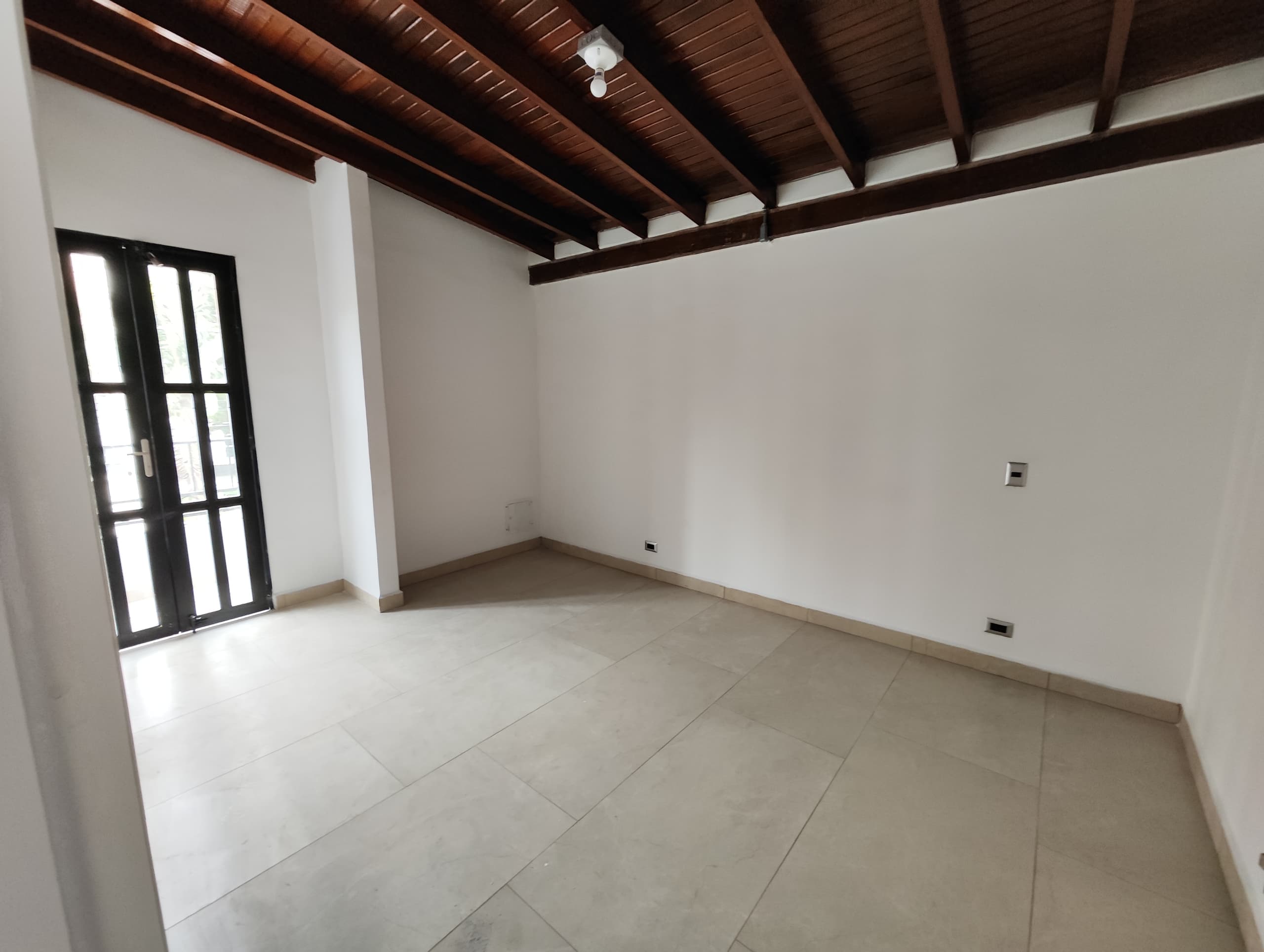 Casa Comercial en arriendo en Laureles Medellín — foto 1 de 17