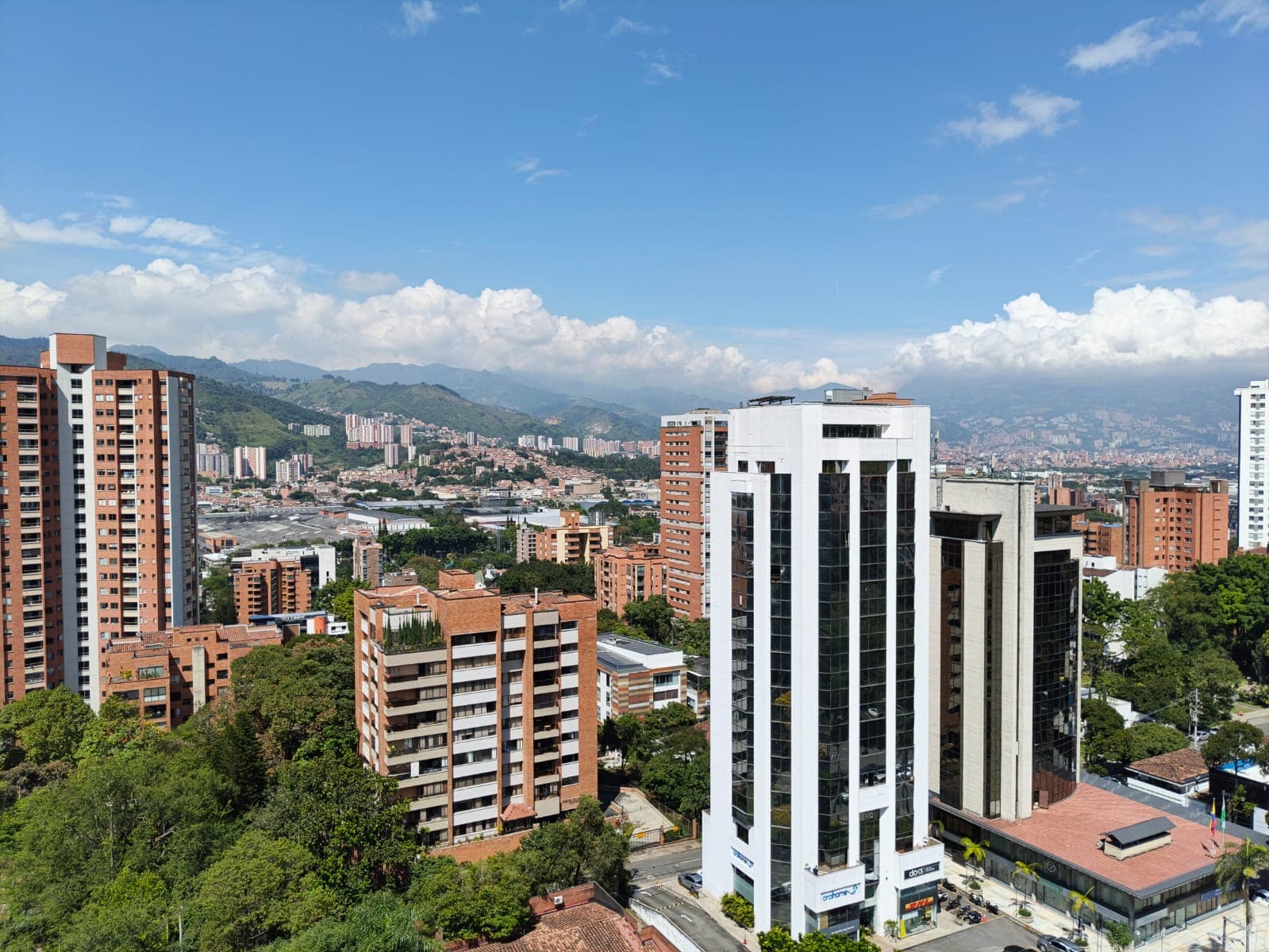 Oficina en arriendo en El Campestre La Frontera, El Poblado, Medellín — foto 1 de 8