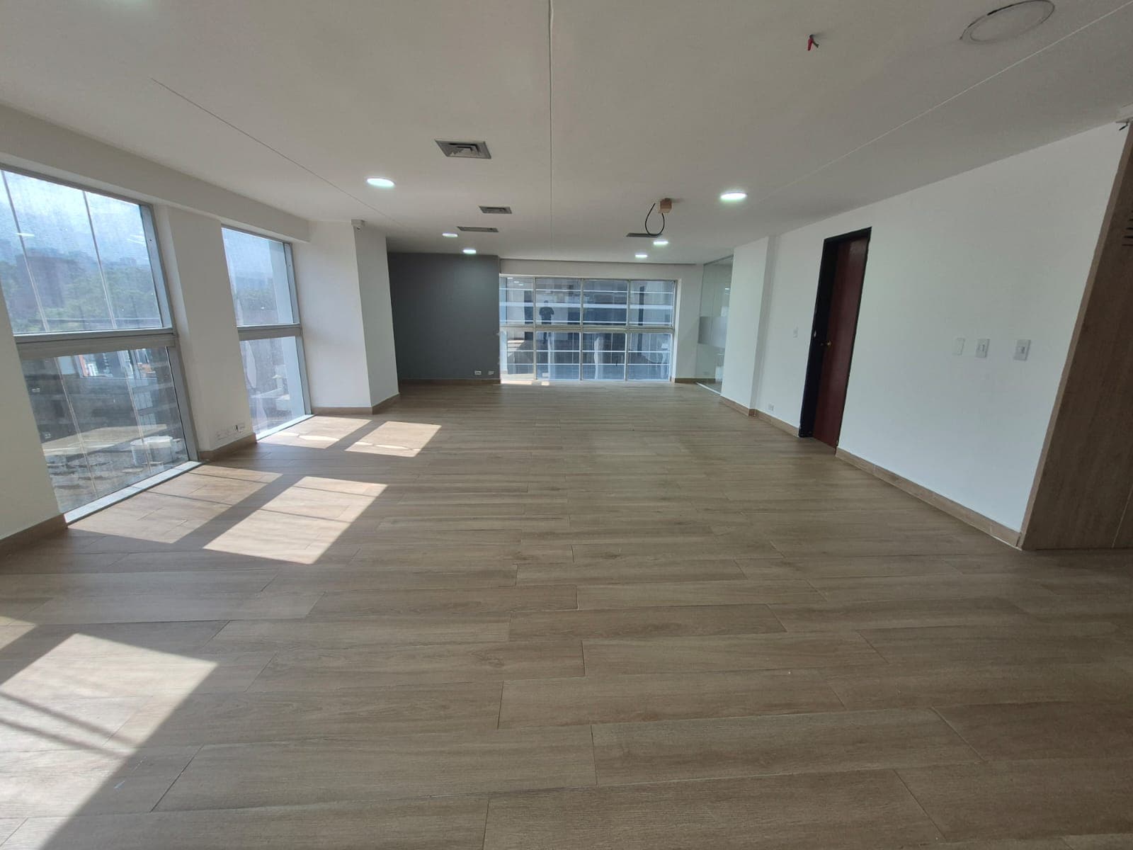 Oficina en arriendo en El Campestre La Frontera, El Poblado, Medellín — foto 2 de 8