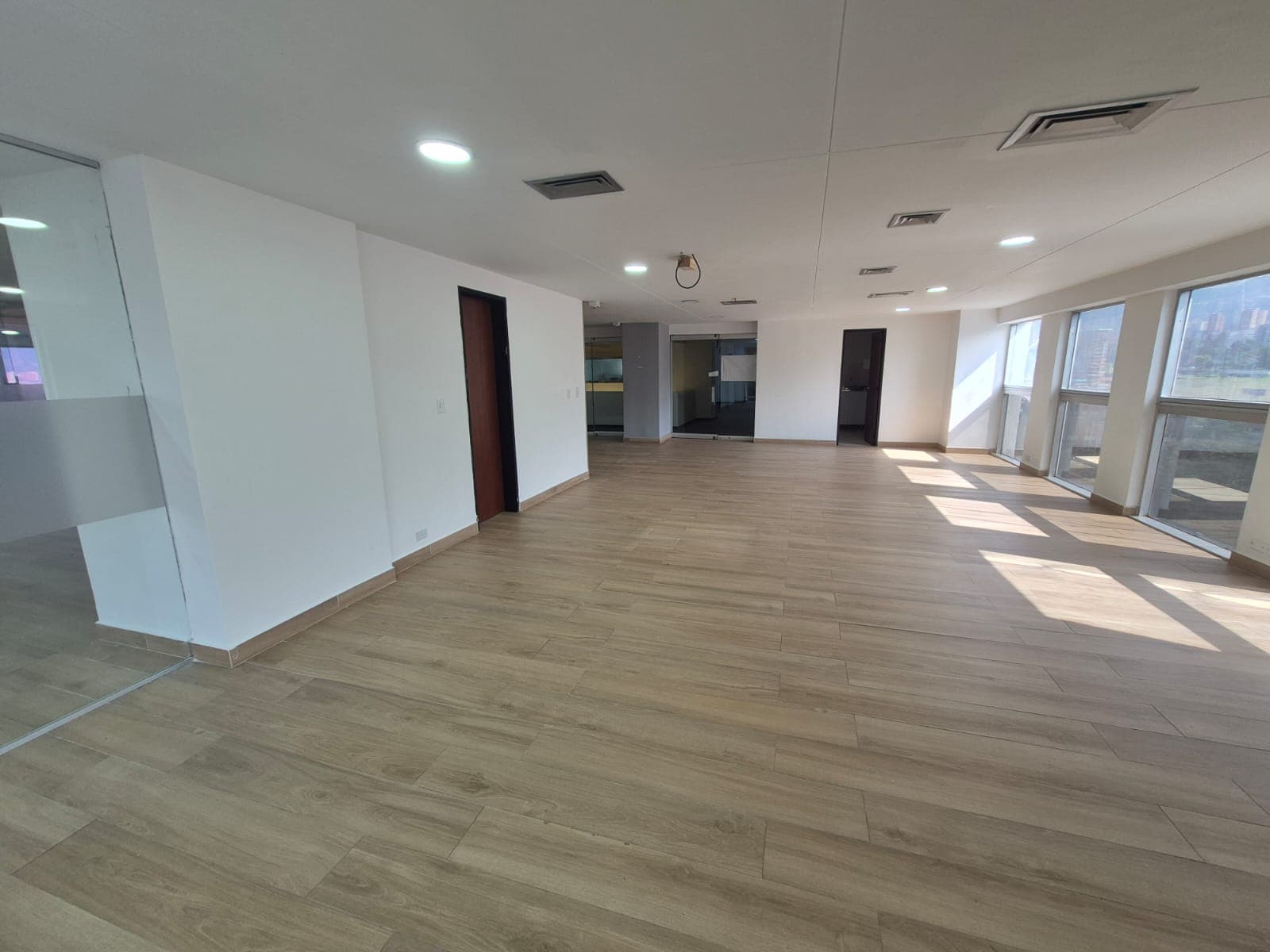 Oficina en arriendo en El Campestre La Frontera, El Poblado, Medellín — foto 4 de 8