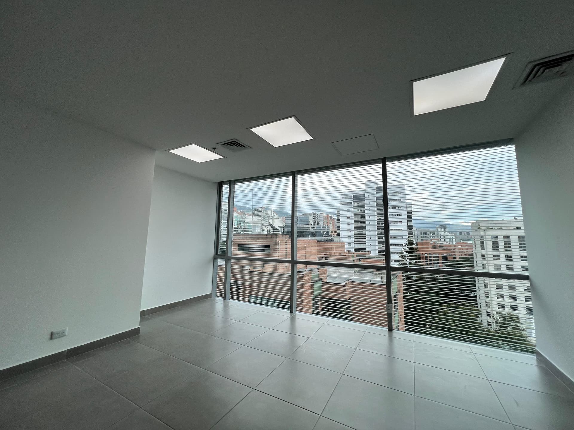 Oficina en arriendo en Milla De Oro, El Poblado, Medellín — foto 1 de 10