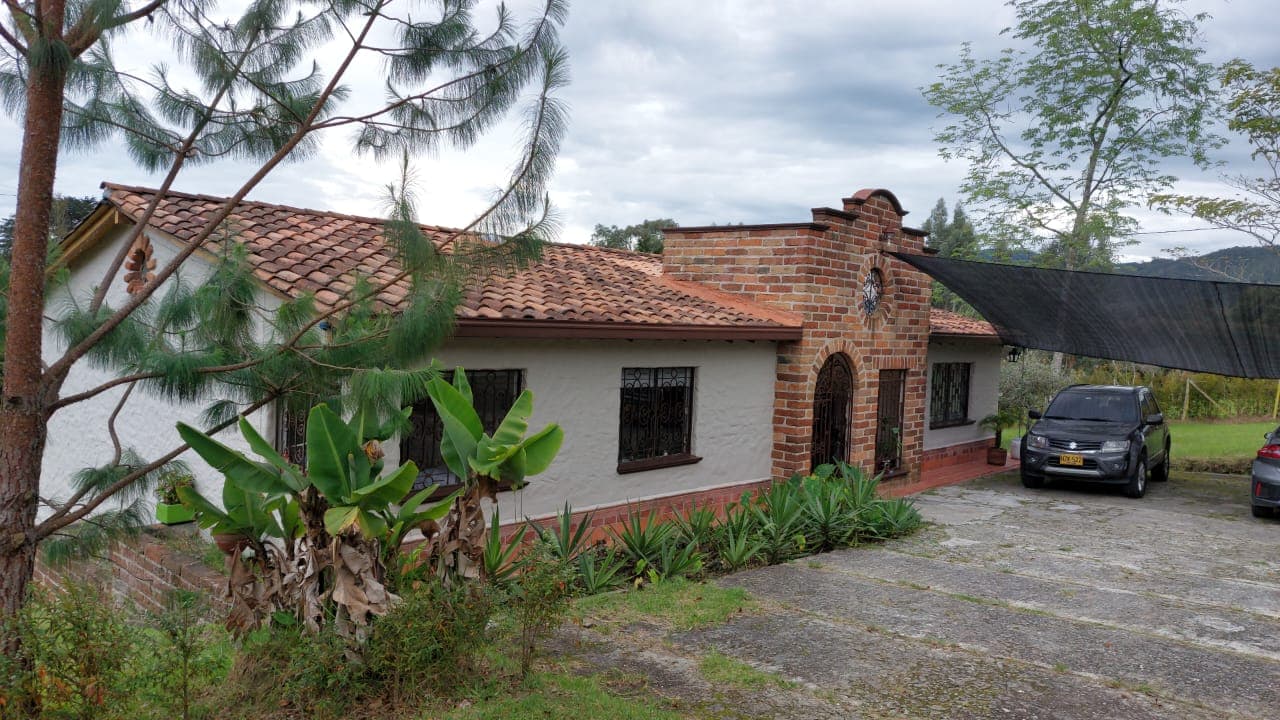 Casa Campestre en arriendo en Alto De Palmas, Envigado — foto 1 de 3