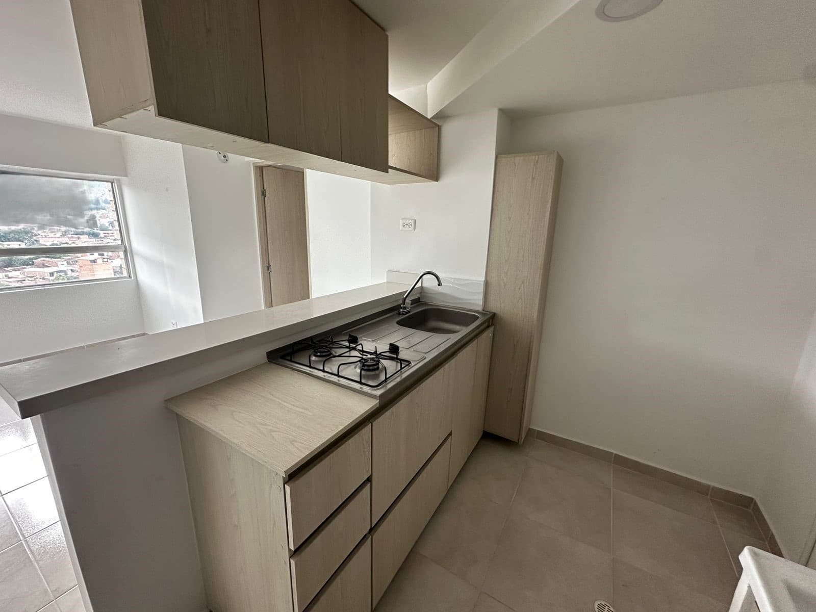 Apartamento en arriendo en Barrio Cristóbal, La America, Medellín — foto 3 de 8
