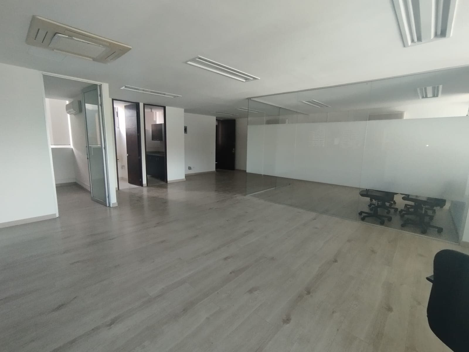 Oficina en arriendo en Los Balsos, El Poblado, Medellín — foto 1 de 13