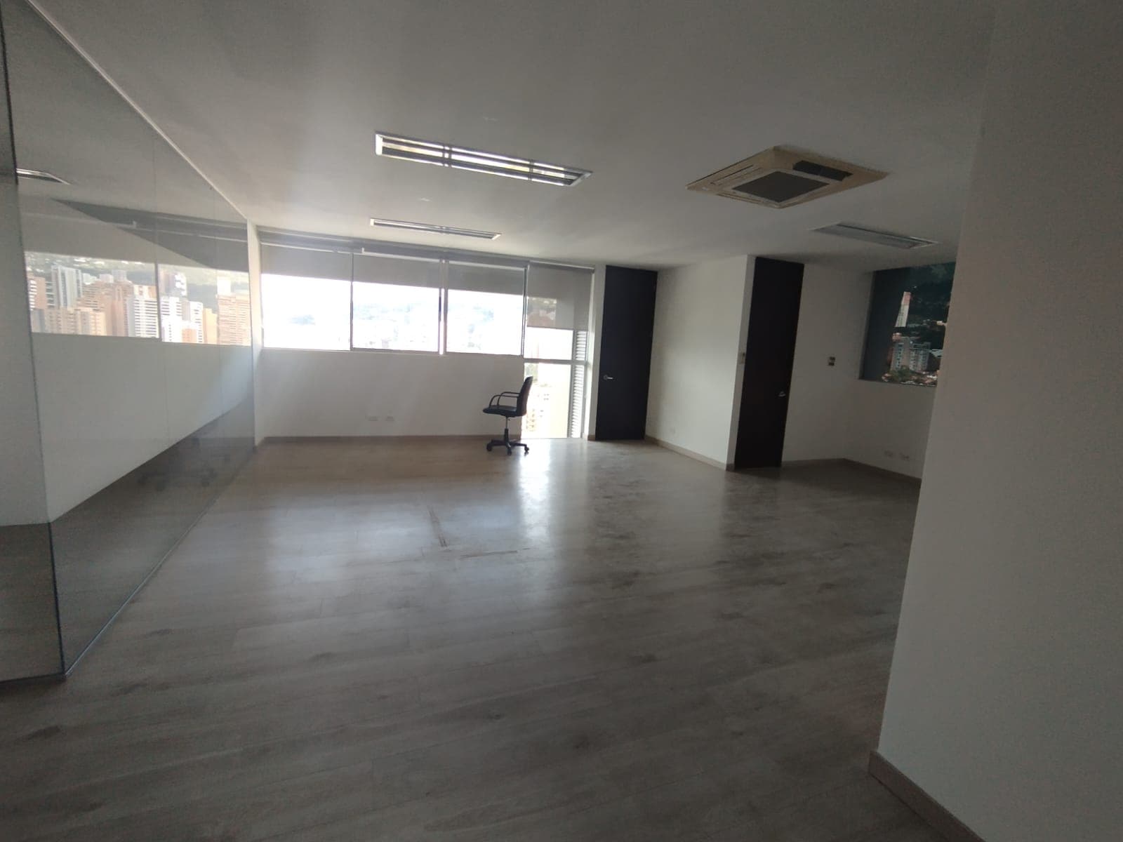 Oficina en arriendo en Los Balsos, El Poblado, Medellín — foto 2 de 13