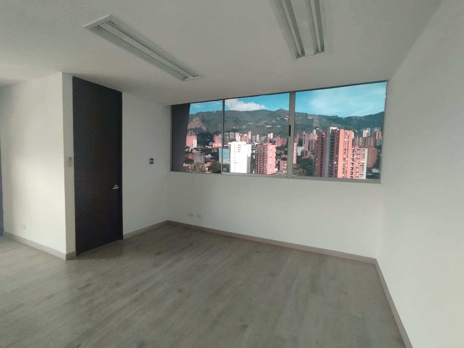 Oficina en arriendo en Los Balsos, El Poblado, Medellín — foto 5 de 13