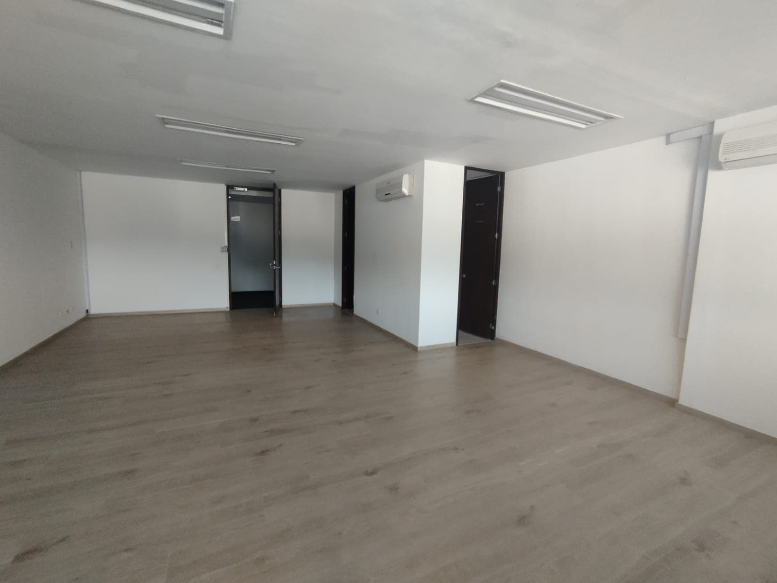 Oficina en arriendo en Los Balsos, El Poblado, Medellín — foto 1 de 9