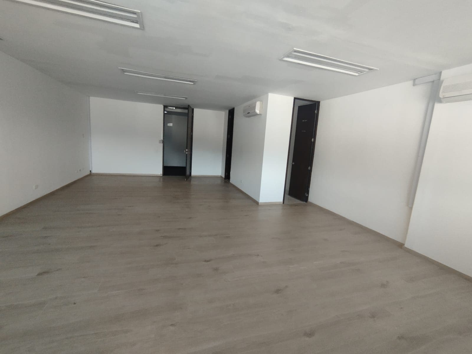 Oficina en arriendo en Los Balsos, El Poblado, Medellín — foto 2 de 9