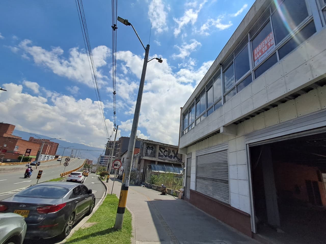 Bodega en arriendo en La America, Medellín — foto 1 de 18