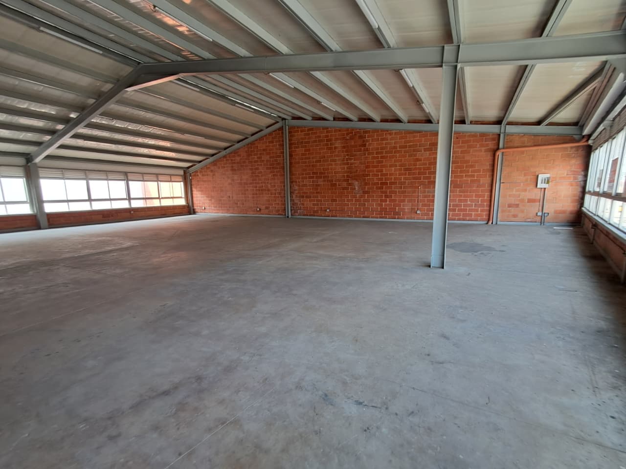 Bodega en arriendo en La America, Medellín — foto 2 de 18