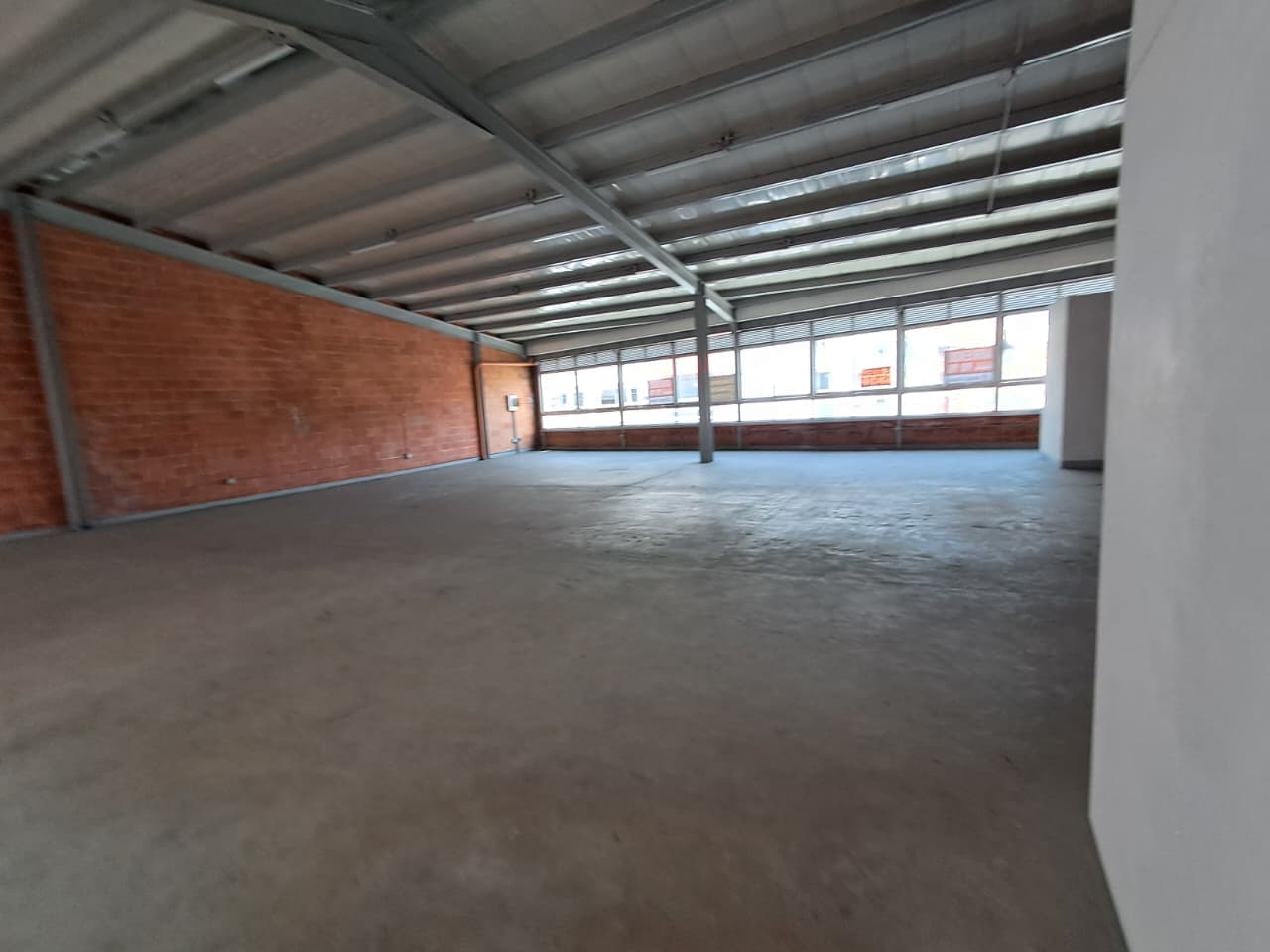 Bodega en arriendo en La America, Medellín — foto 3 de 18
